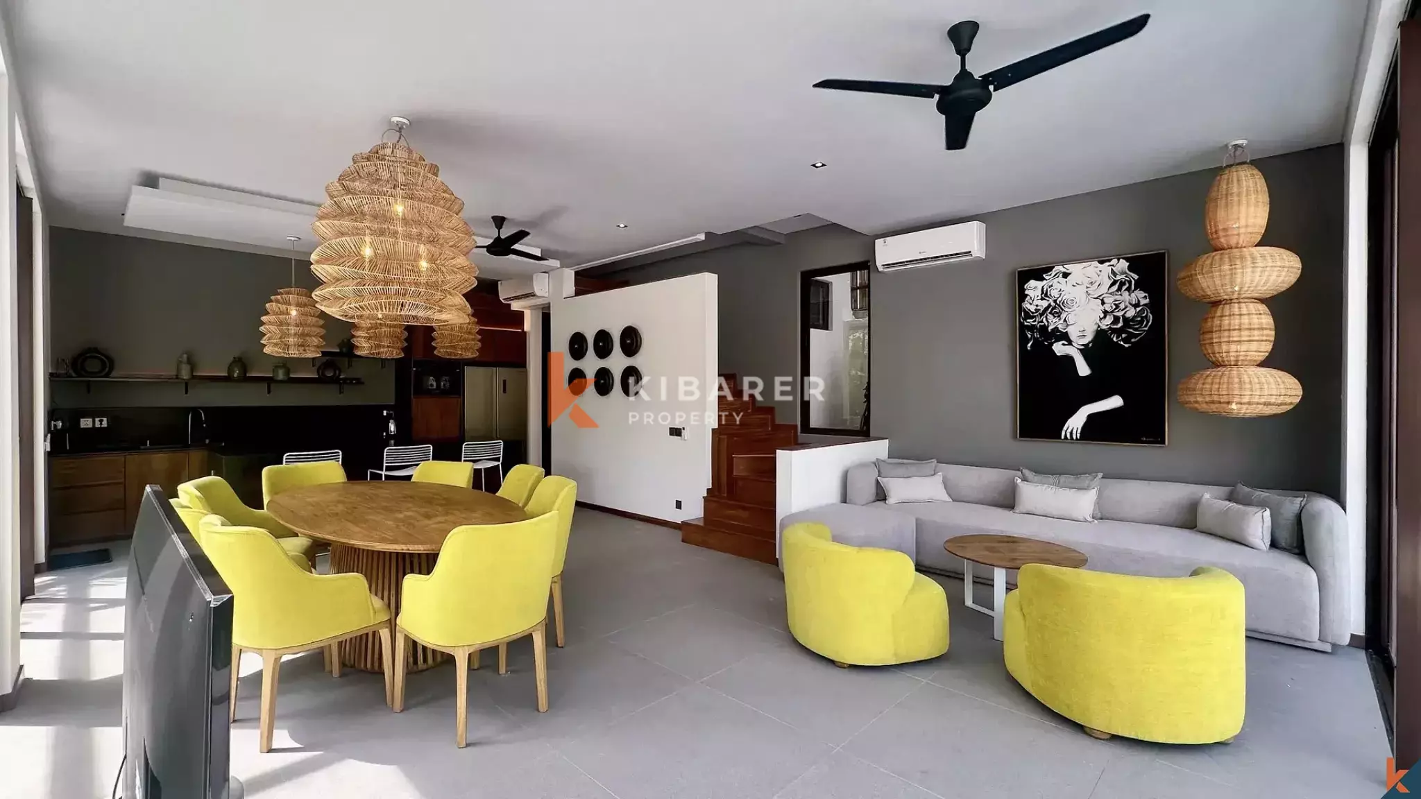 Villa Dua Lantai Empat Kamar Tidur yang Elegan dengan Kolam Renang Pribadi di Lokasi Strategis Umalas