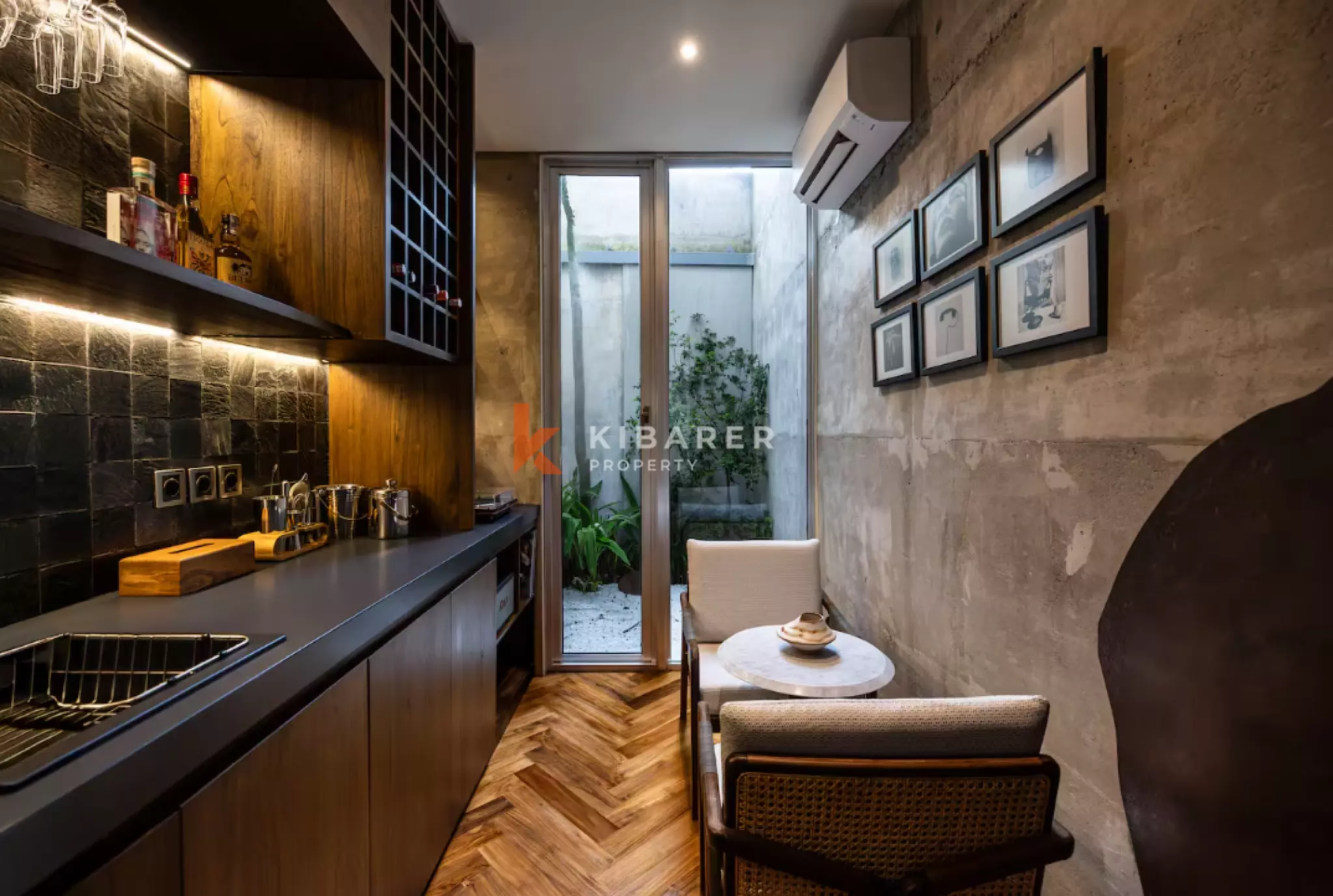 Villa Brutalis Modern Dua Kamar Tidur dengan Kolam Renang Pribadi dan Area Bersantai di Atap di Ungasan