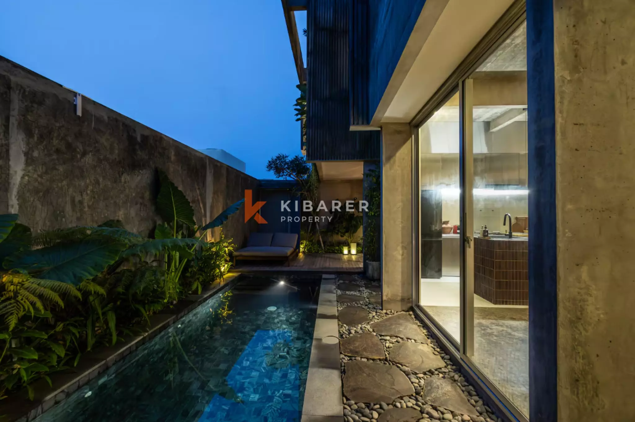 Villa Brutalis Modern Dua Kamar Tidur dengan Kolam Renang Pribadi dan Area Bersantai di Atap di Ungasan