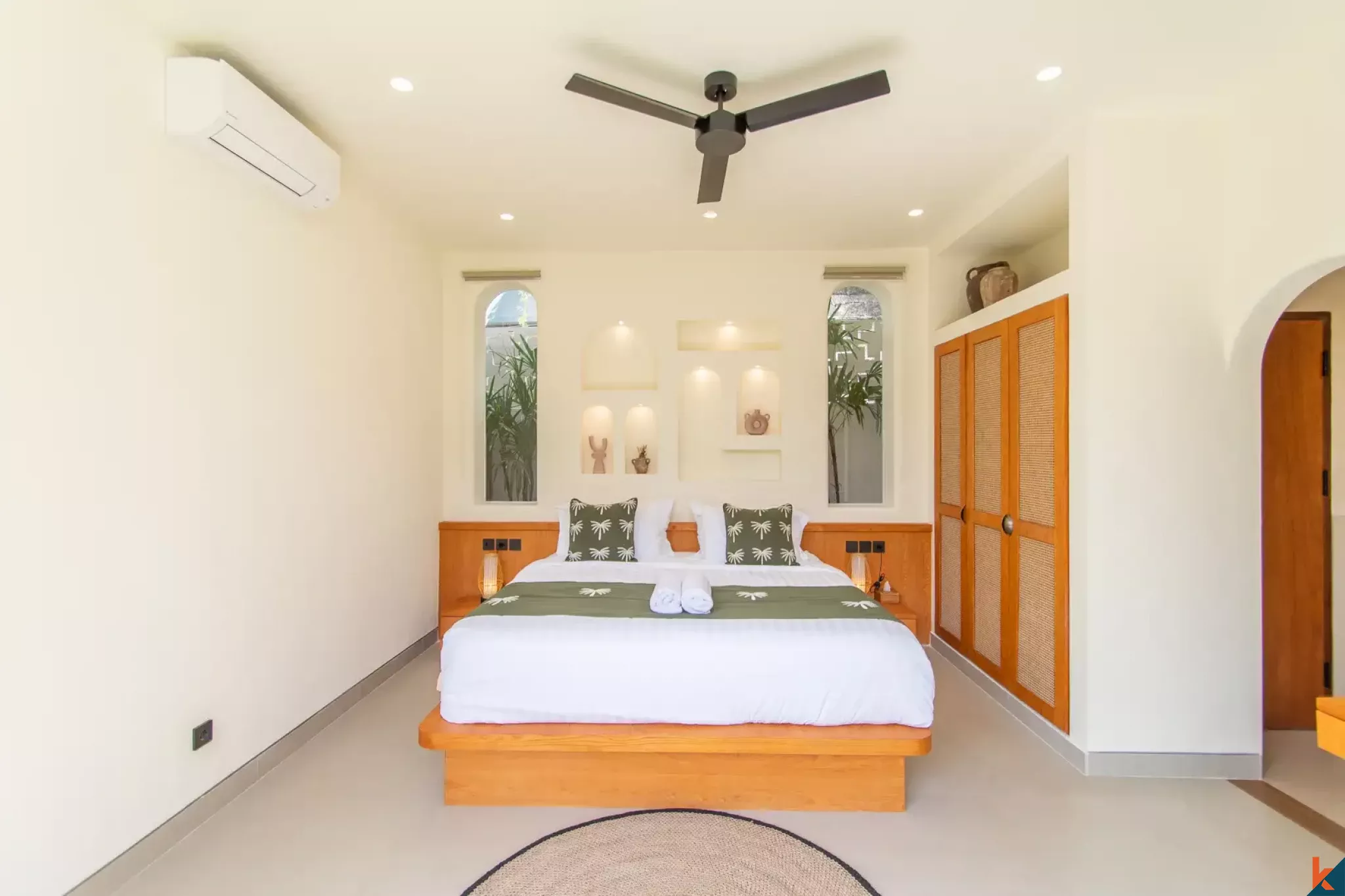 Vila Tropis Mewah Baru dengan Empat Kamar Tidur untuk Disewakan di Tibubeneng