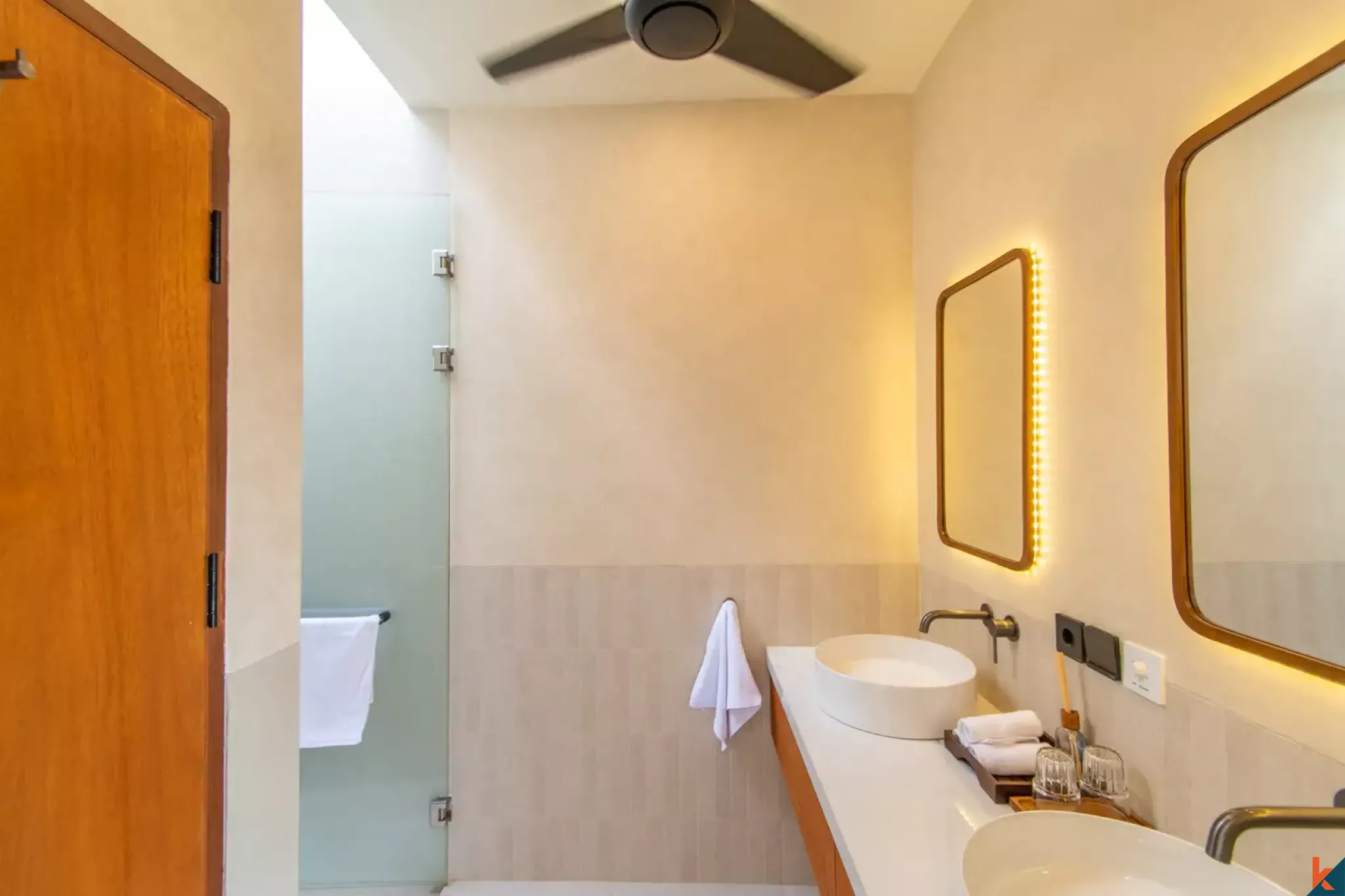 Vila Tropis Mewah Baru dengan Empat Kamar Tidur untuk Disewakan di Tibubeneng
