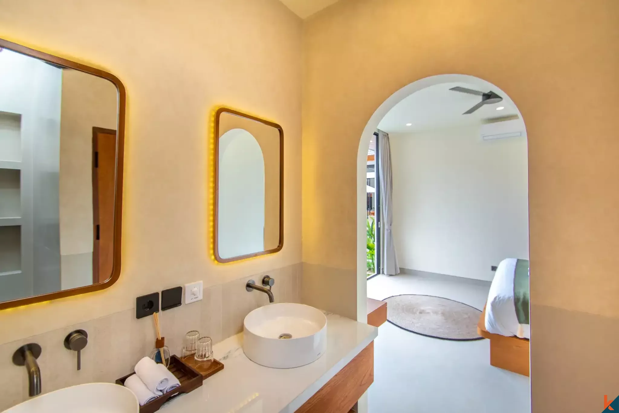 Vila Tropis Mewah Baru dengan Empat Kamar Tidur untuk Disewakan di Tibubeneng