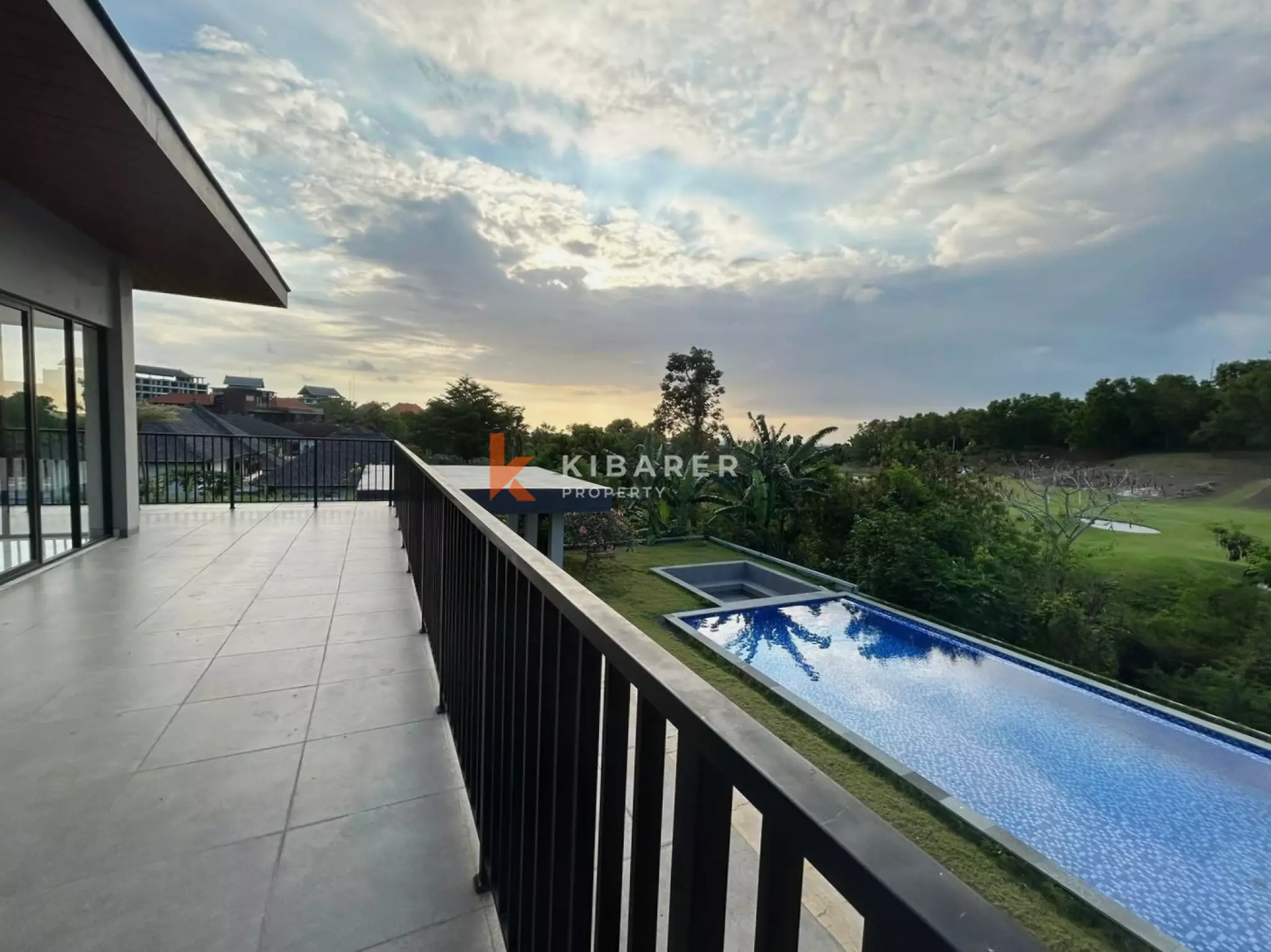 Pemandangan Laut dan Lapangan Golf Panorama - Rumah Mewah Tujuh Kamar Tidur di Area Eksklusif Pecatu