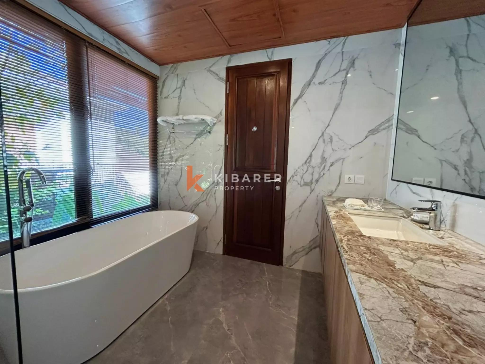 Pemandangan Laut dan Lapangan Golf Panorama - Rumah Mewah Tujuh Kamar Tidur di Area Eksklusif Pecatu