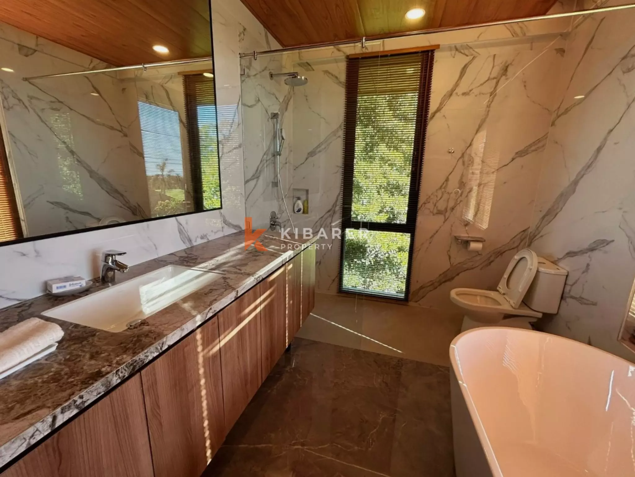 Pemandangan Laut dan Lapangan Golf Panorama - Rumah Mewah Tujuh Kamar Tidur di Area Eksklusif Pecatu