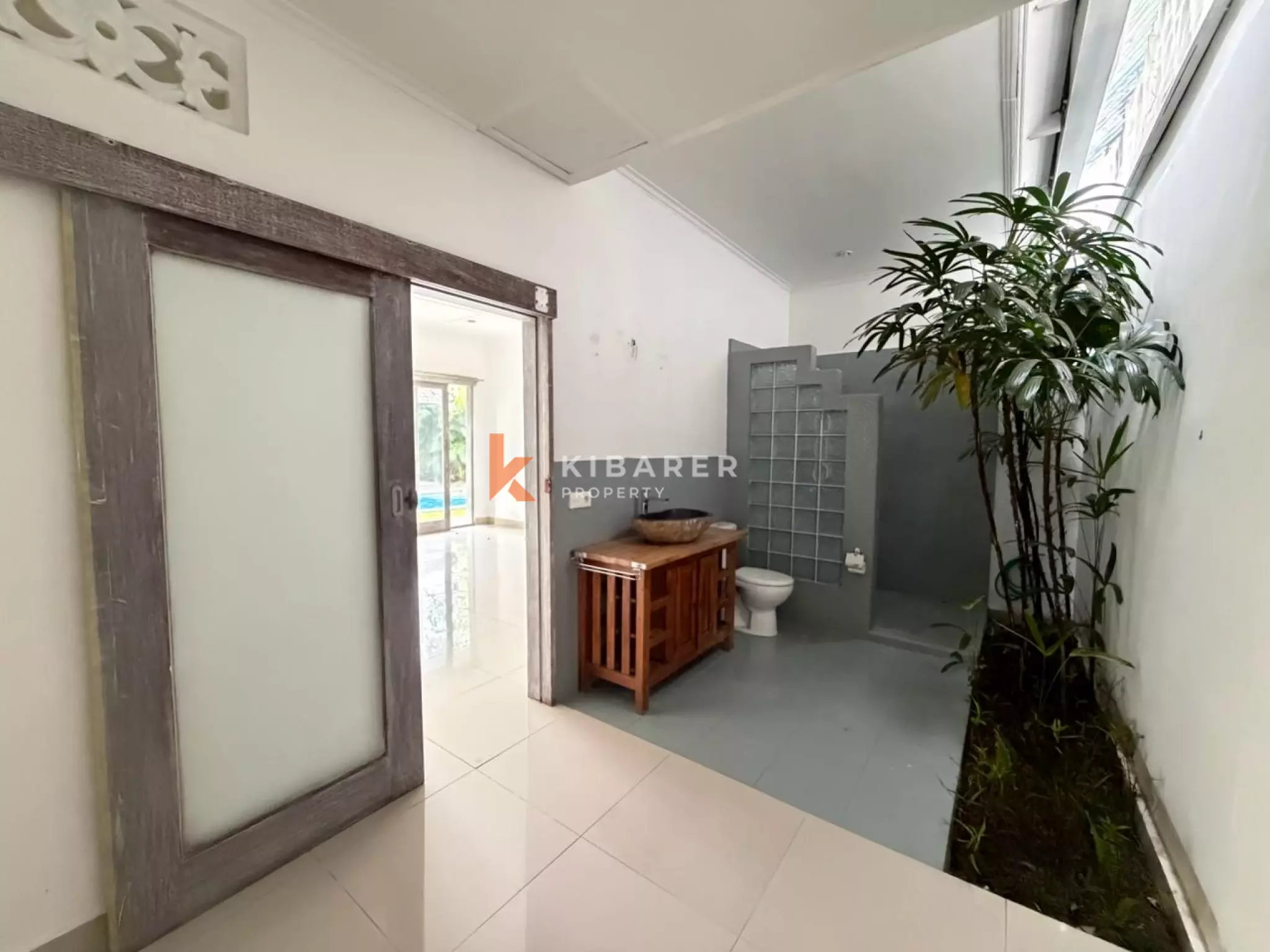 Vila Dua Kamar Tidur Tanpa Perabot di Lokasi Strategis Seminyak