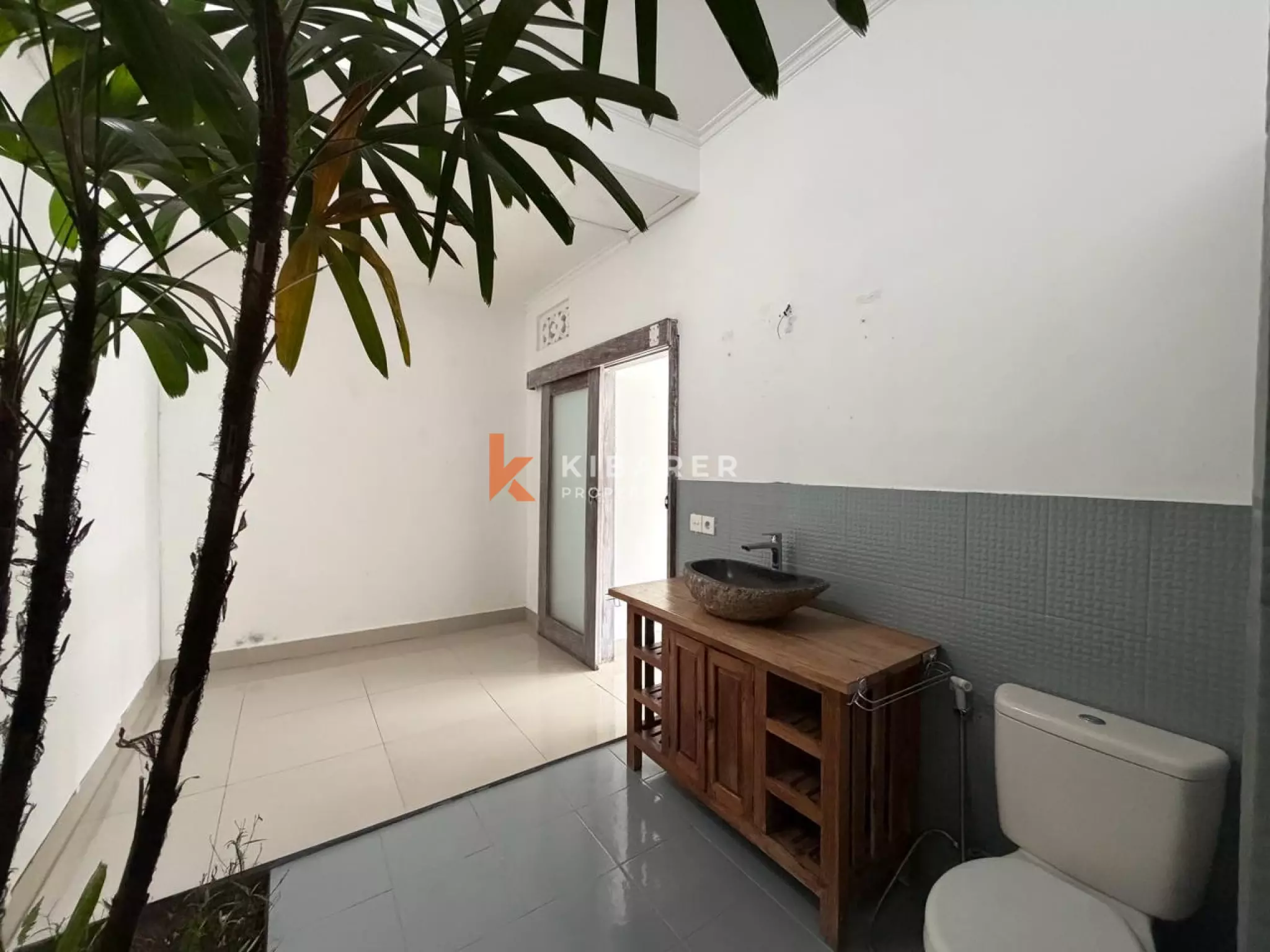 Vila Dua Kamar Tidur Tanpa Perabot di Lokasi Strategis Seminyak