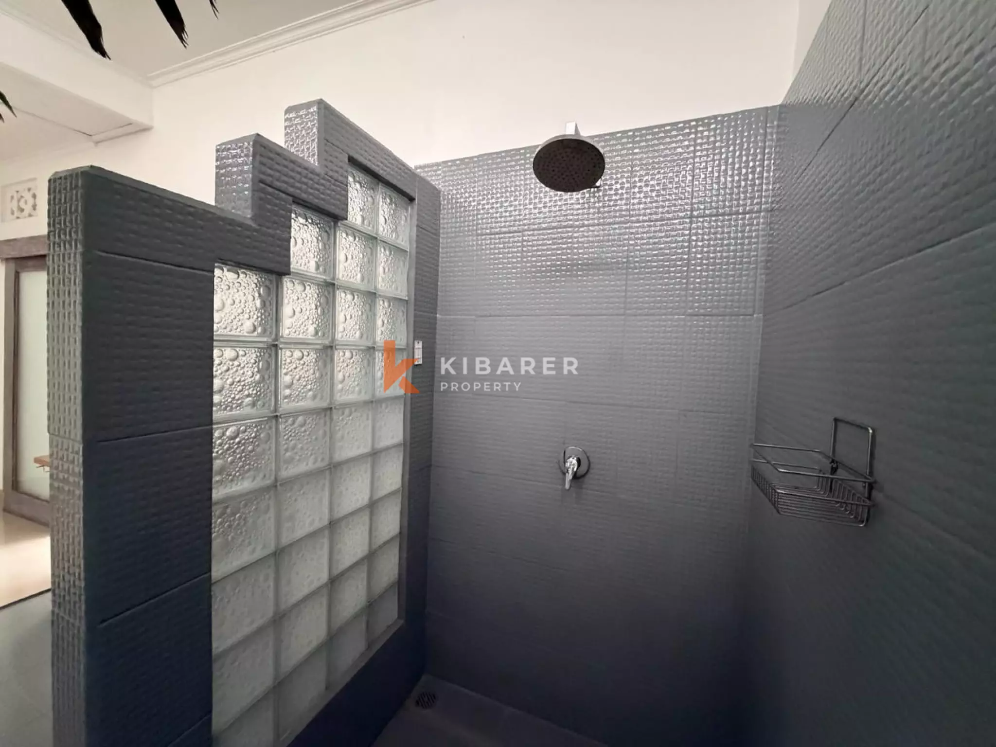 Vila Dua Kamar Tidur Tanpa Perabot di Lokasi Strategis Seminyak
