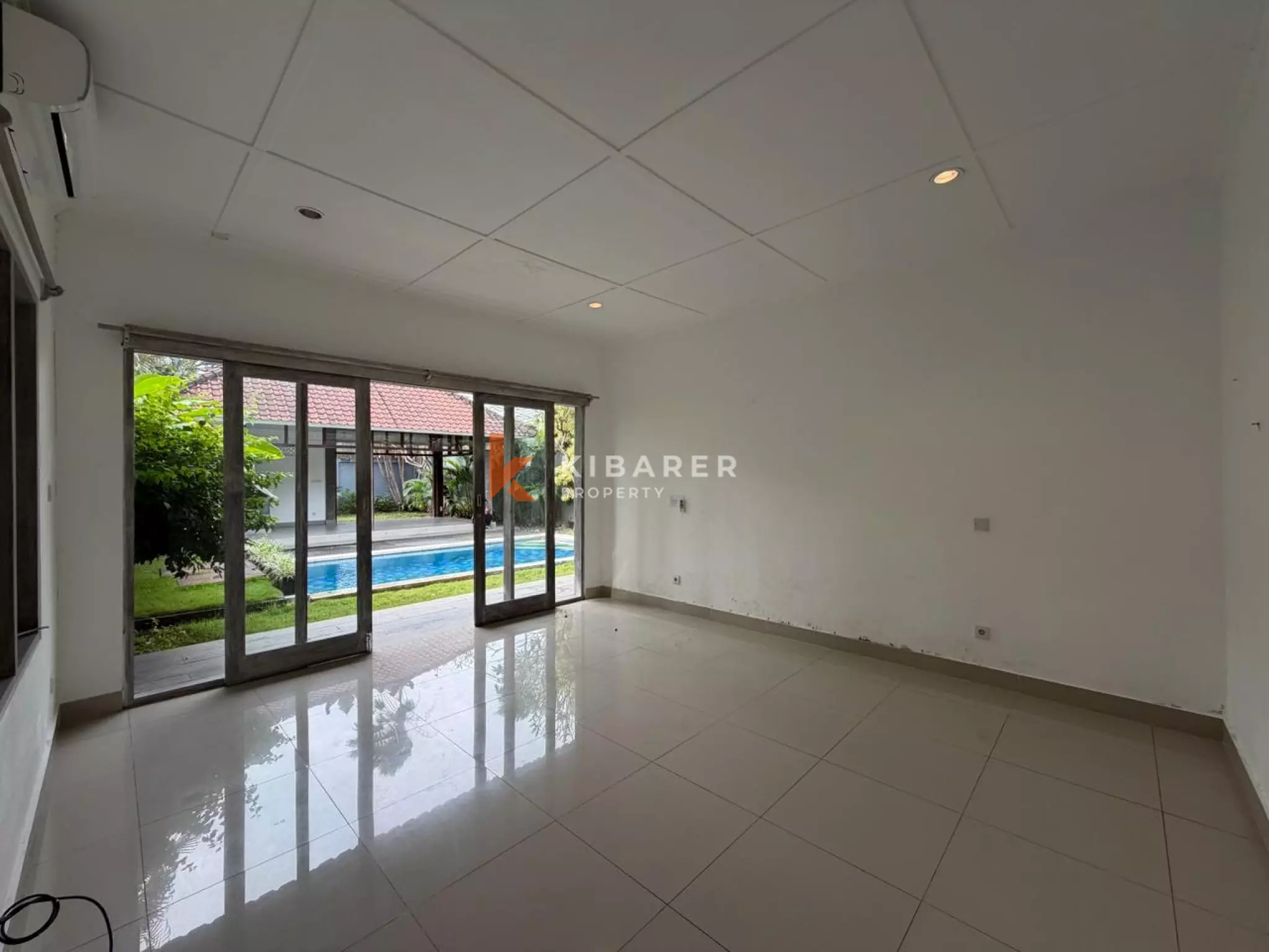 Vila Dua Kamar Tidur Tanpa Perabot di Lokasi Strategis Seminyak