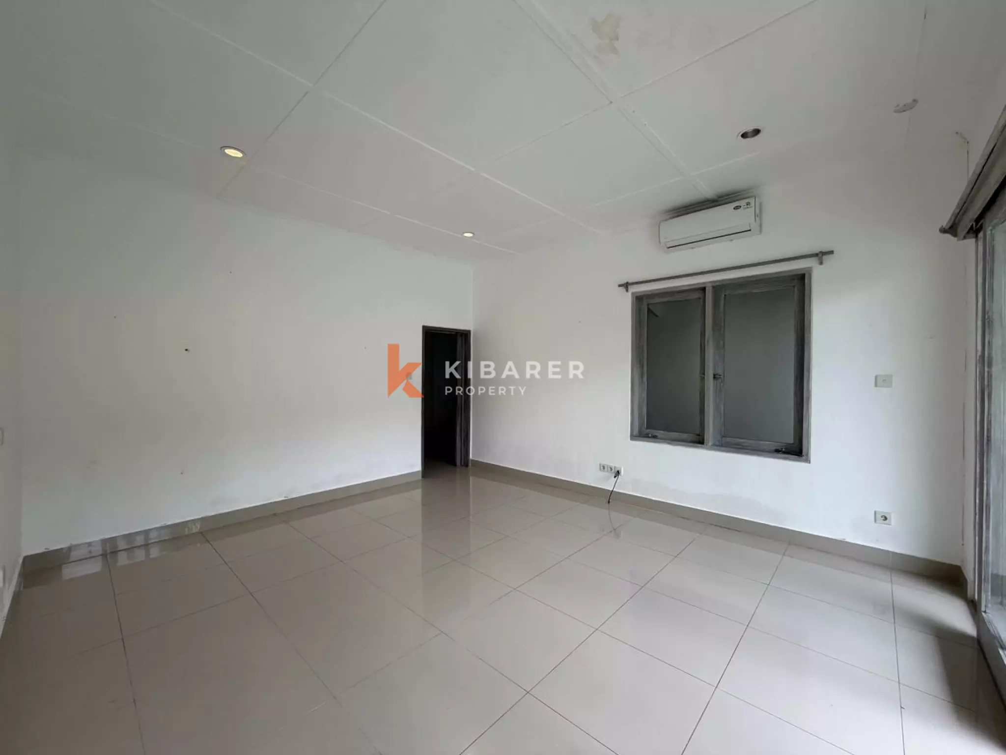 Vila Dua Kamar Tidur Tanpa Perabot di Lokasi Strategis Seminyak