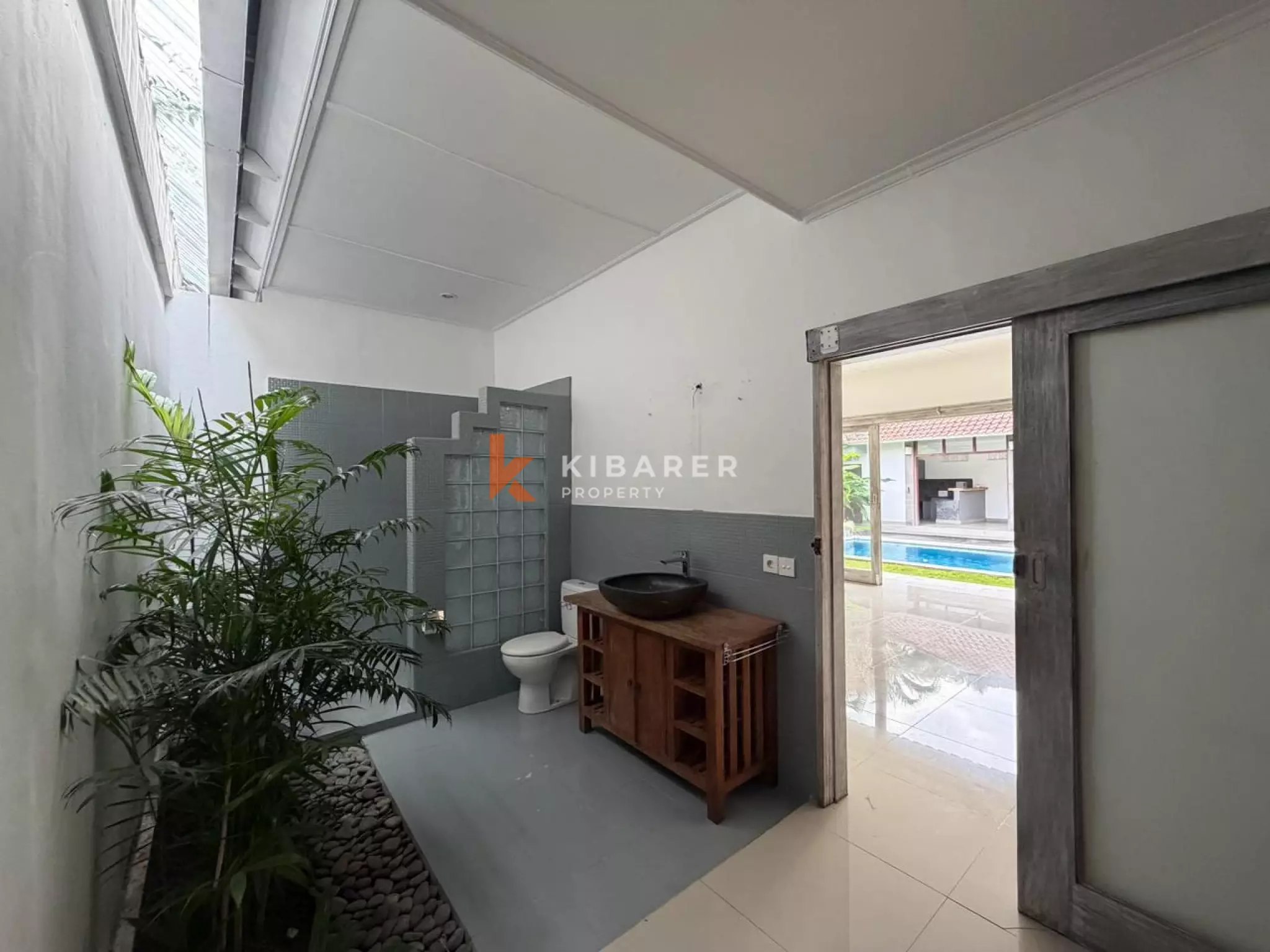 Vila Dua Kamar Tidur Tanpa Perabot di Lokasi Strategis Seminyak