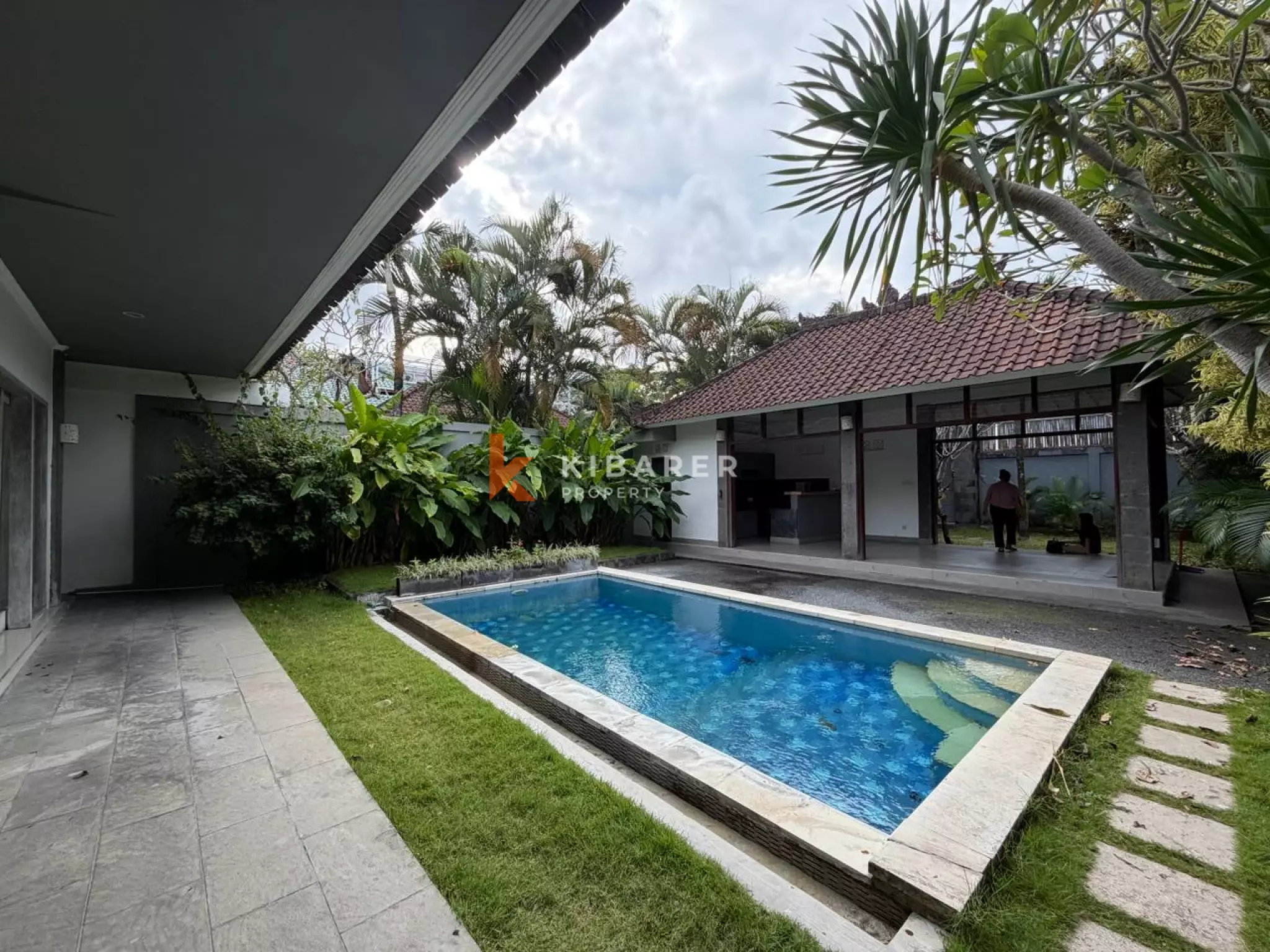 Vila Dua Kamar Tidur Tanpa Perabot di Lokasi Strategis Seminyak