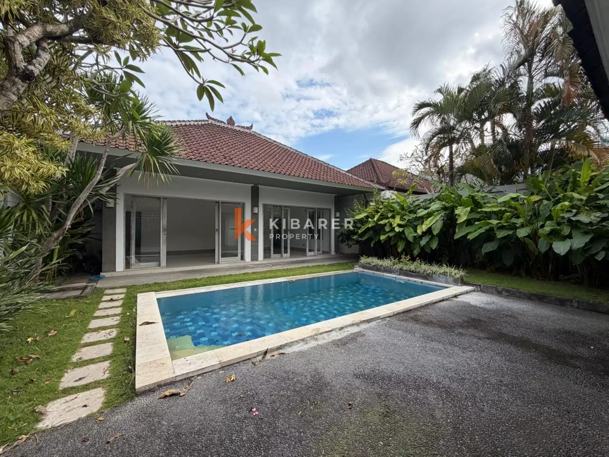Vila Dua Kamar Tidur Tanpa Perabot di Lokasi Strategis Seminyak