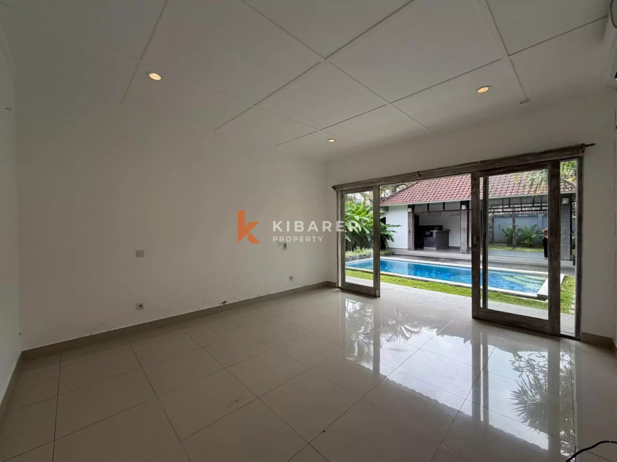 Vila Dua Kamar Tidur Tanpa Perabot di Lokasi Strategis Seminyak