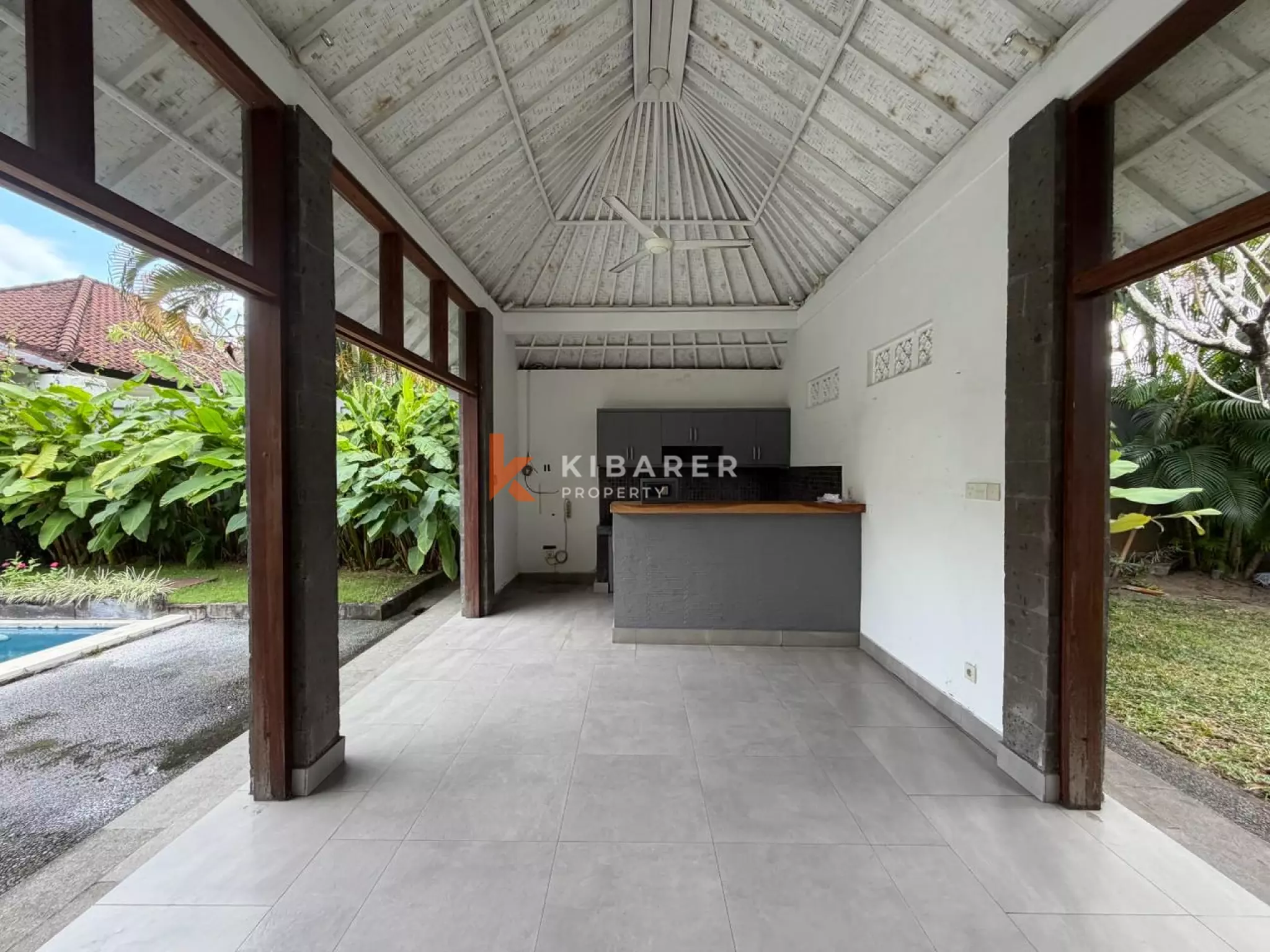Vila Dua Kamar Tidur Tanpa Perabot di Lokasi Strategis Seminyak