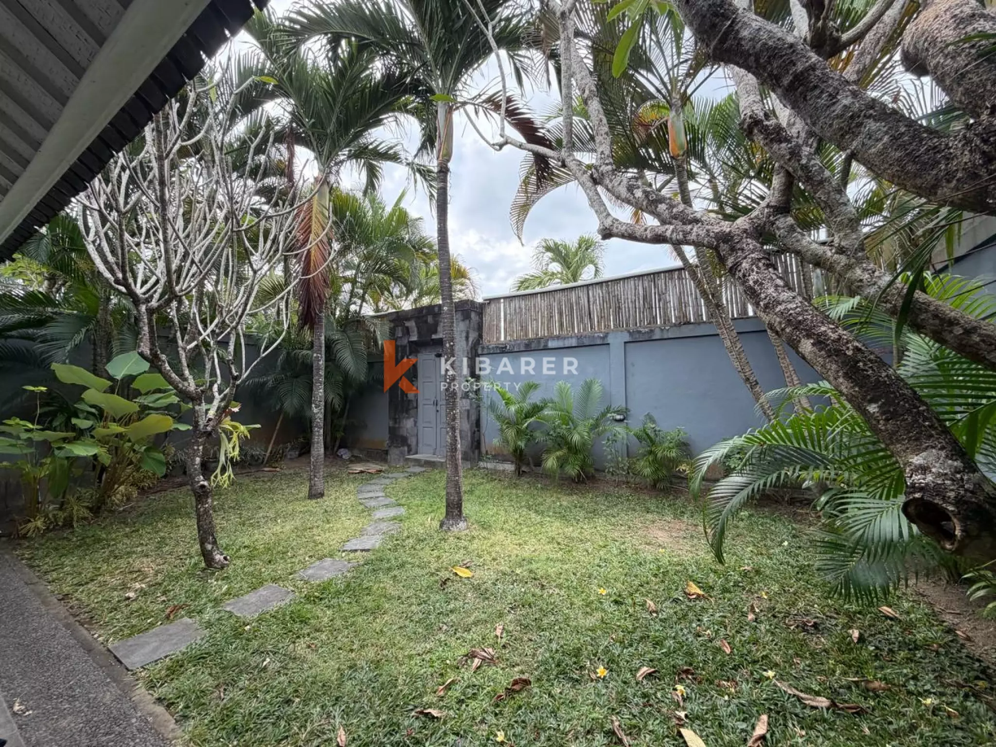 Vila Dua Kamar Tidur Tanpa Perabot di Lokasi Strategis Seminyak