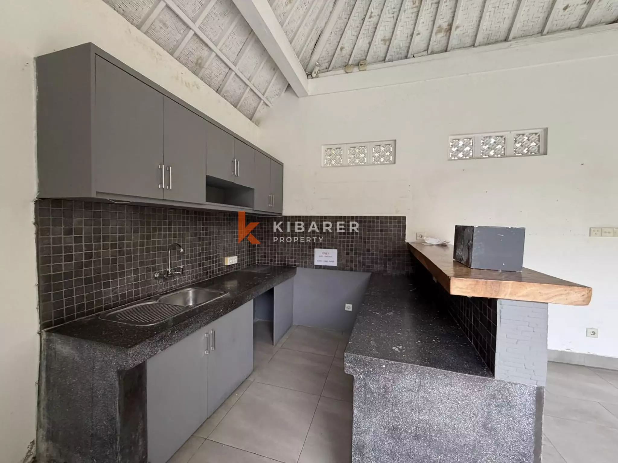 Vila Dua Kamar Tidur Tanpa Perabot di Lokasi Strategis Seminyak