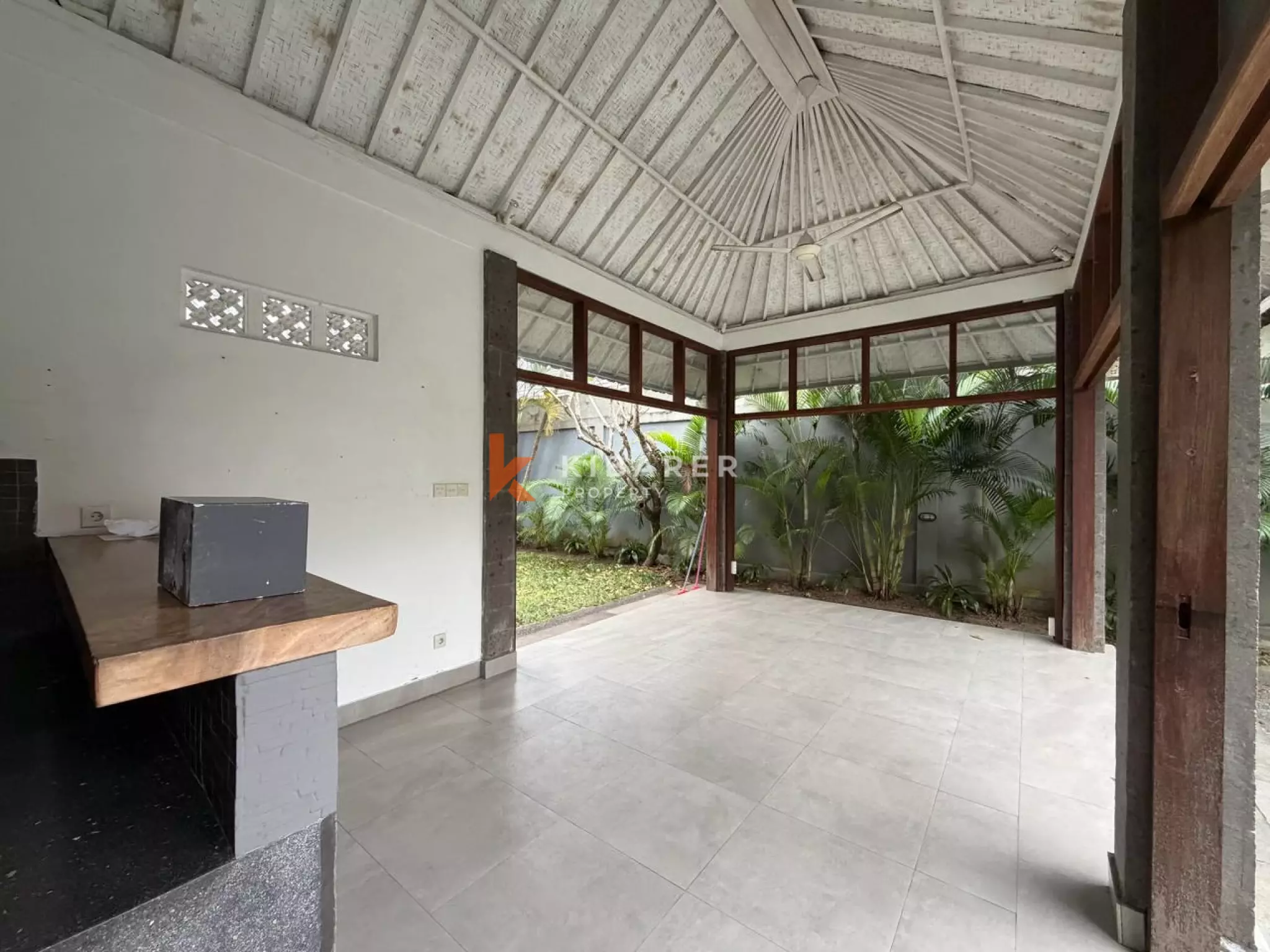 Vila Dua Kamar Tidur Tanpa Perabot di Lokasi Strategis Seminyak