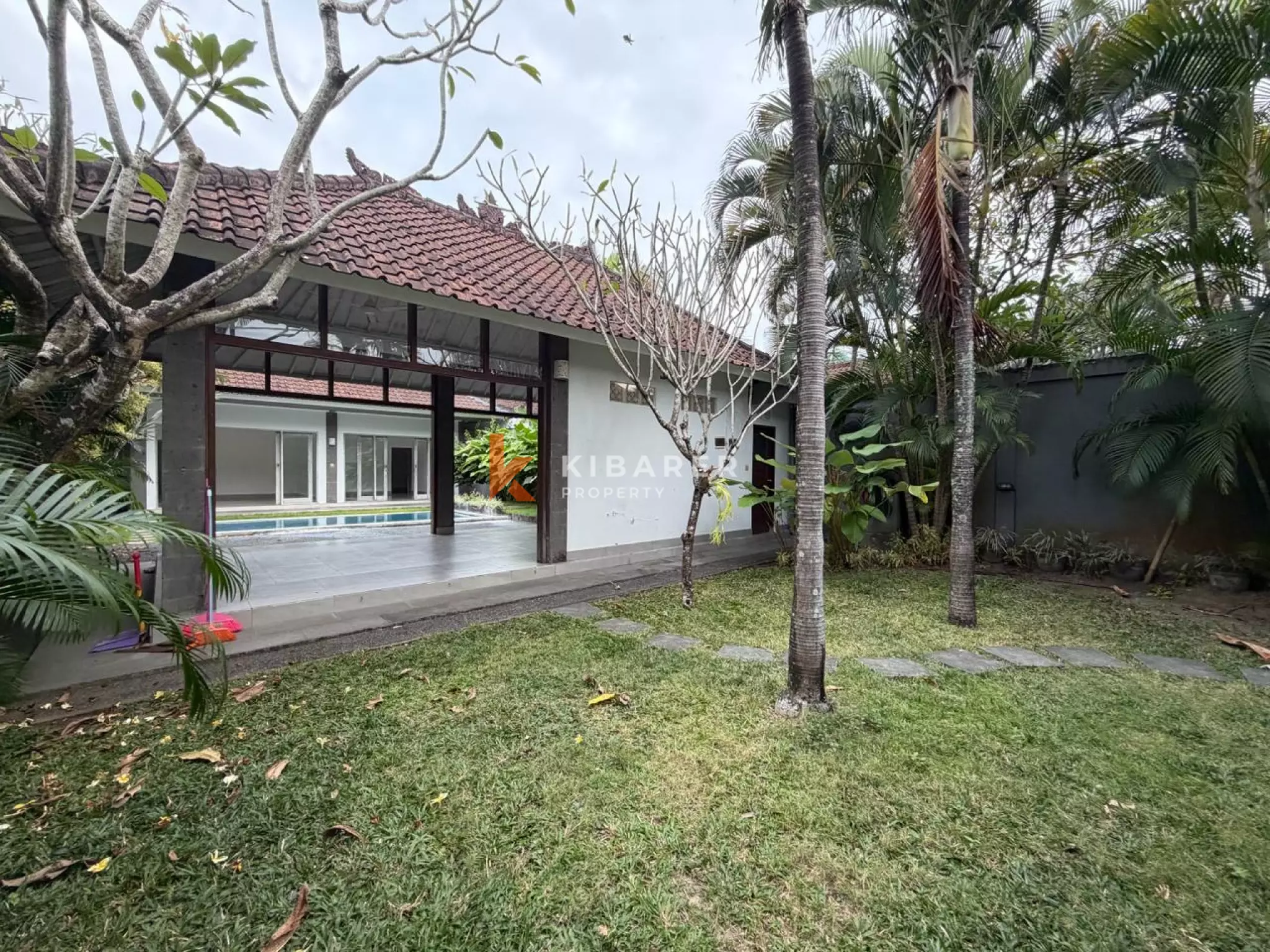 Vila Dua Kamar Tidur Tanpa Perabot di Lokasi Strategis Seminyak