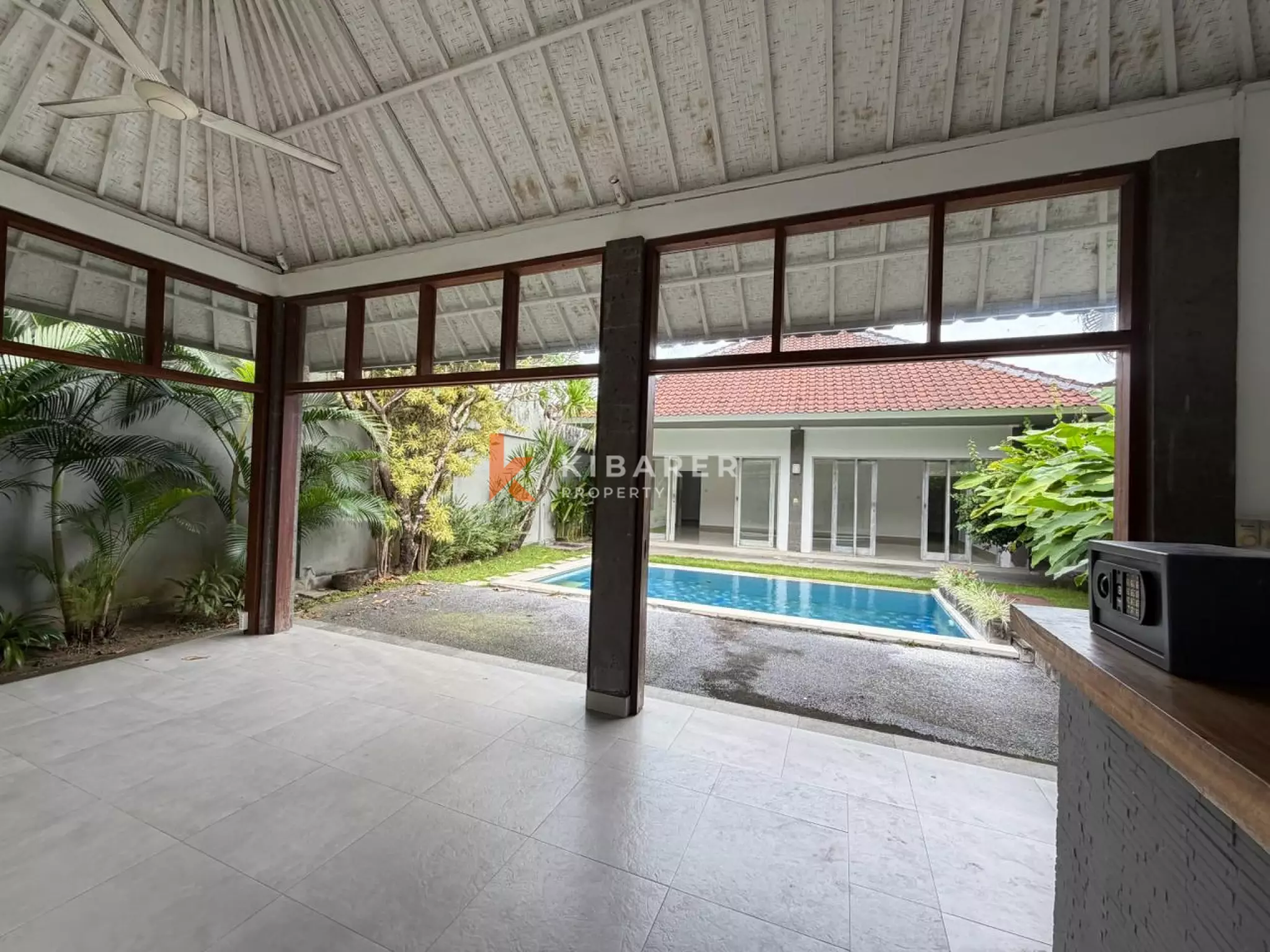 Vila Dua Kamar Tidur Tanpa Perabot di Lokasi Strategis Seminyak