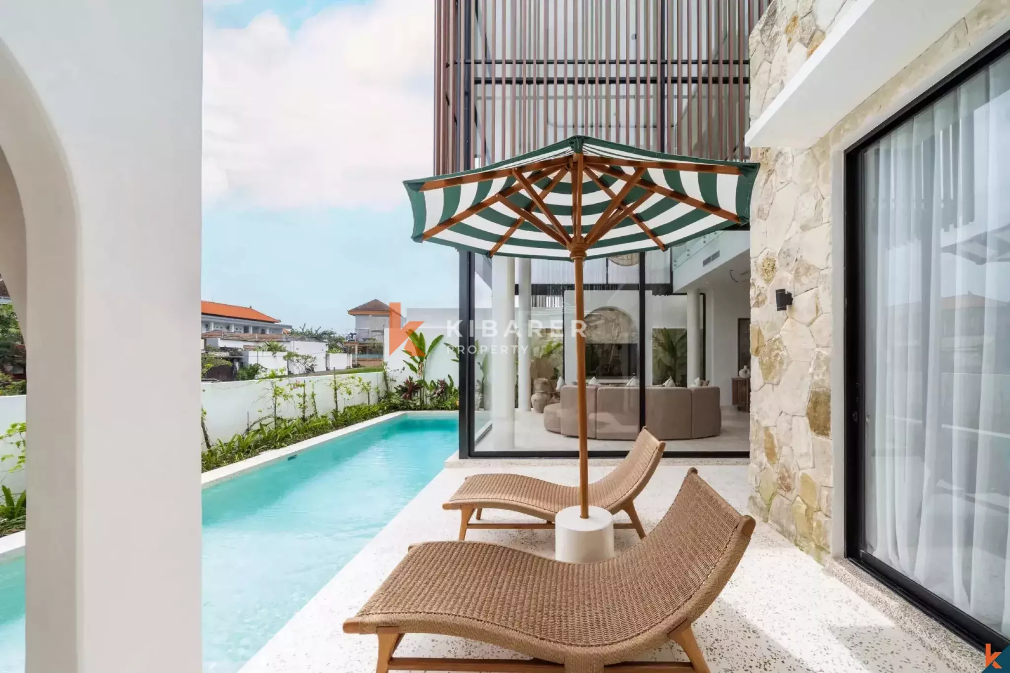 Villa Tiga Kamar Tidur Modern yang Menakjubkan dengan Daya Tarik Kontemporer di Tibubeneng