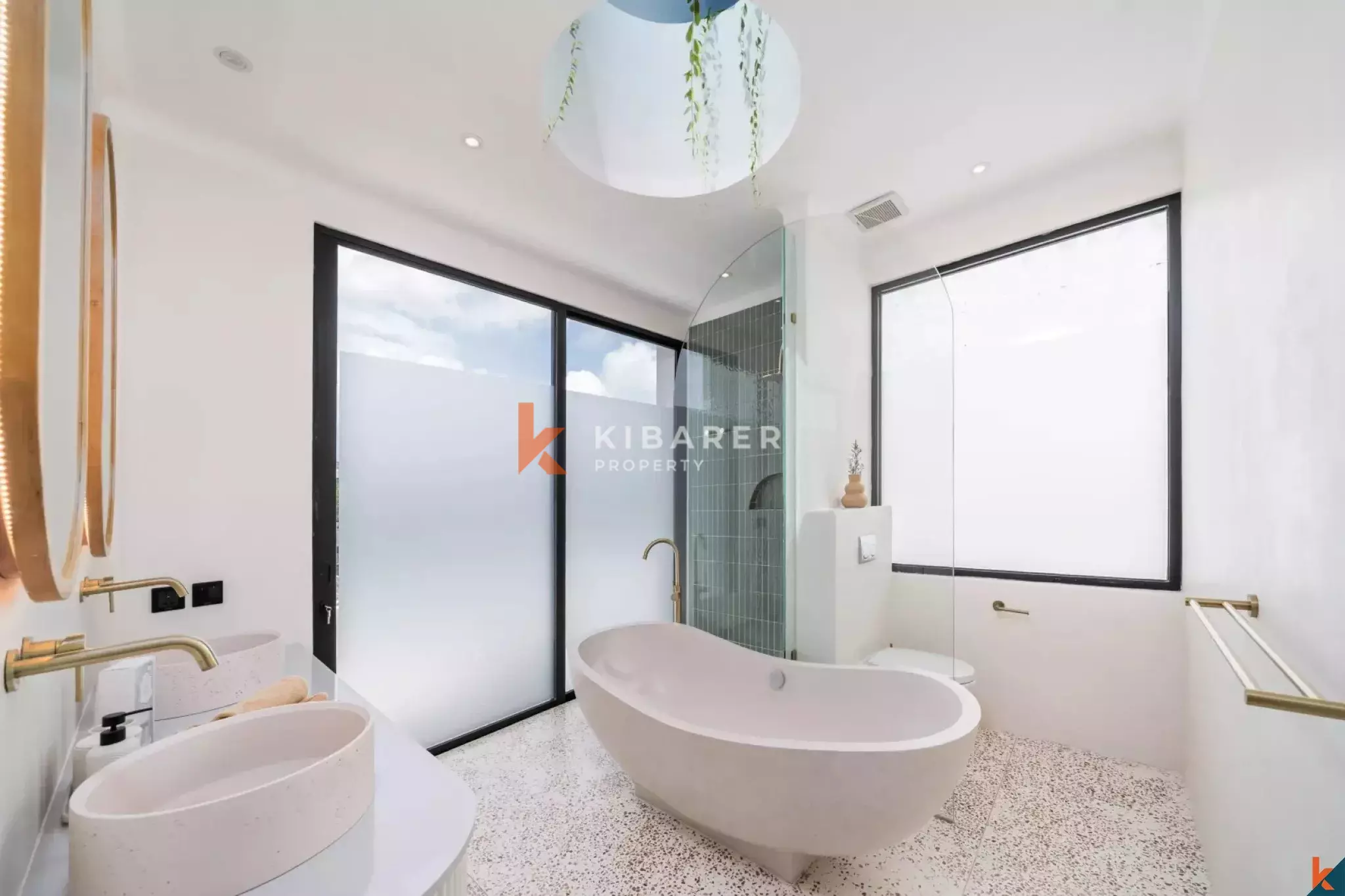 Villa Tiga Kamar Tidur Modern yang Menakjubkan dengan Daya Tarik Kontemporer di Tibubeneng