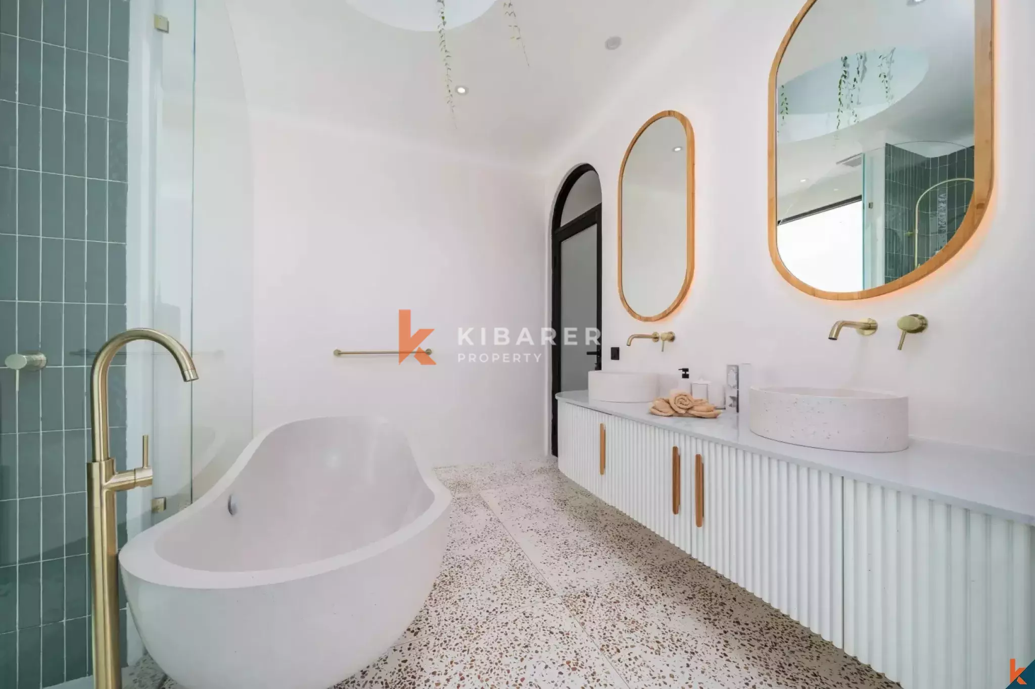 Villa Tiga Kamar Tidur Modern yang Menakjubkan dengan Daya Tarik Kontemporer di Tibubeneng