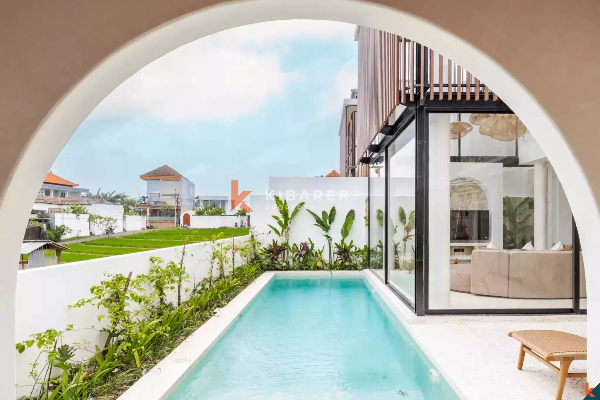 Villa Tiga Kamar Tidur Modern yang Menakjubkan dengan Daya Tarik Kontemporer di Tibubeneng