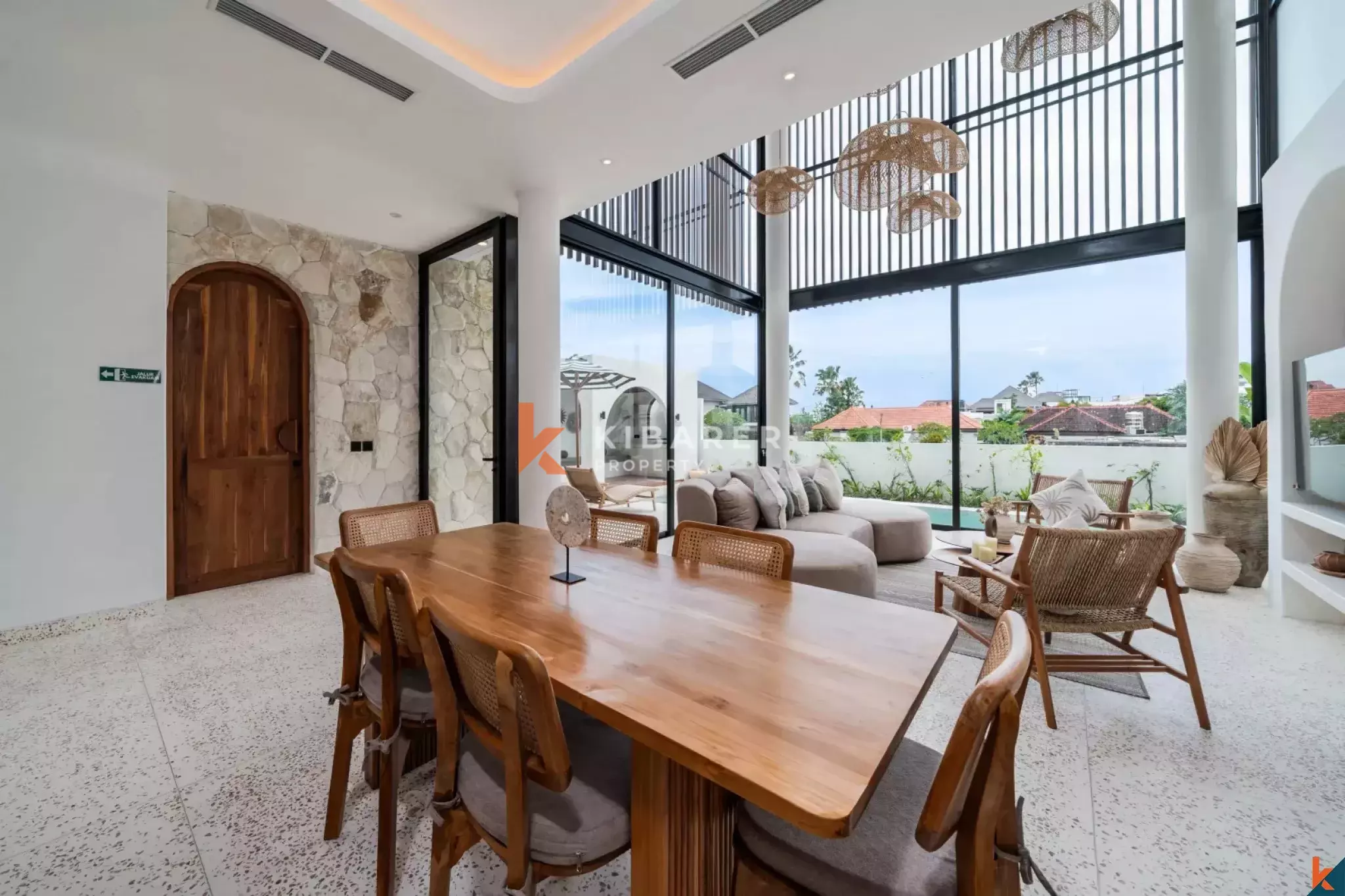 Villa Tiga Kamar Tidur Modern yang Menakjubkan dengan Daya Tarik Kontemporer di Tibubeneng