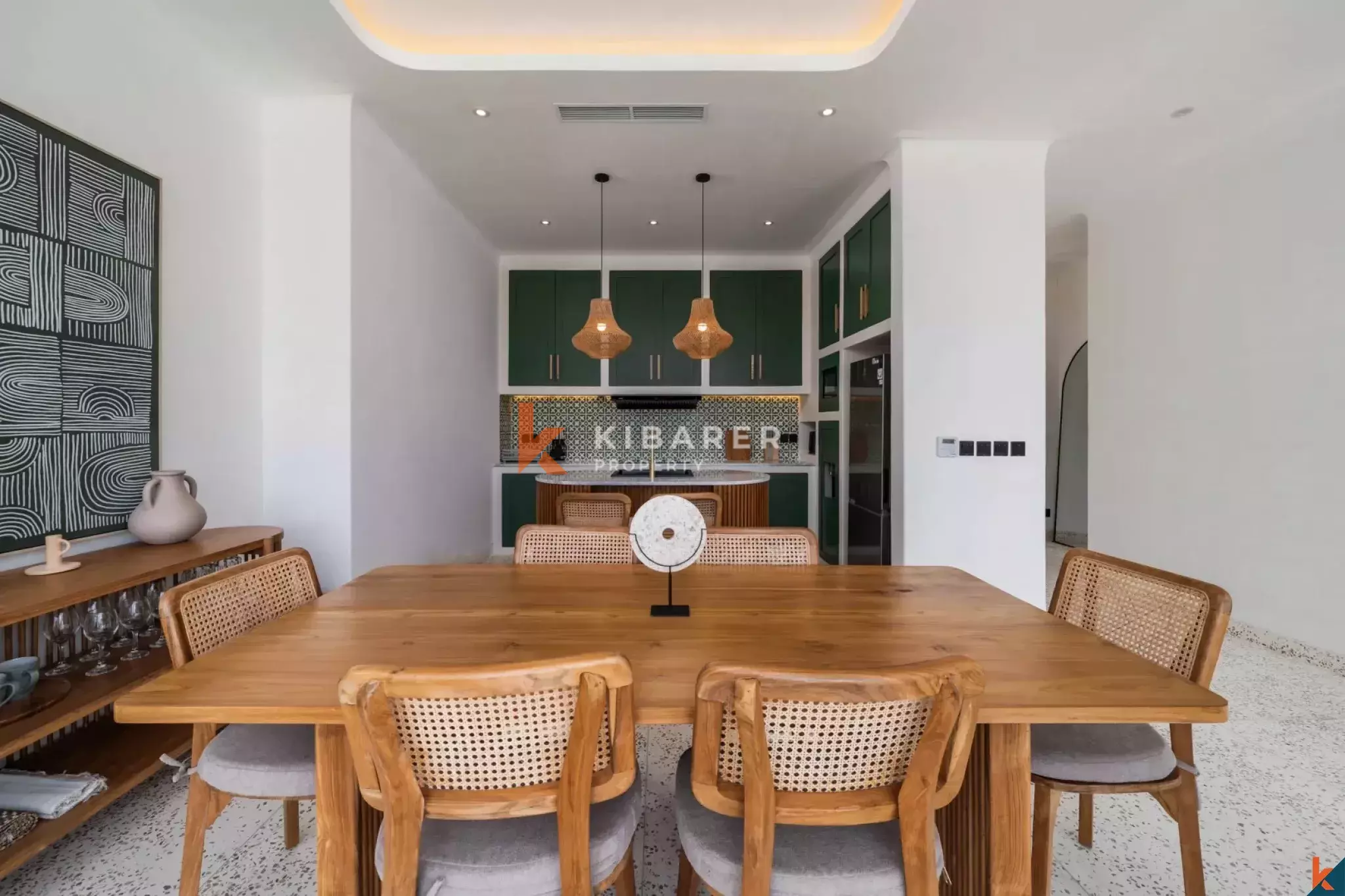 Villa Tiga Kamar Tidur Modern yang Menakjubkan dengan Daya Tarik Kontemporer di Tibubeneng