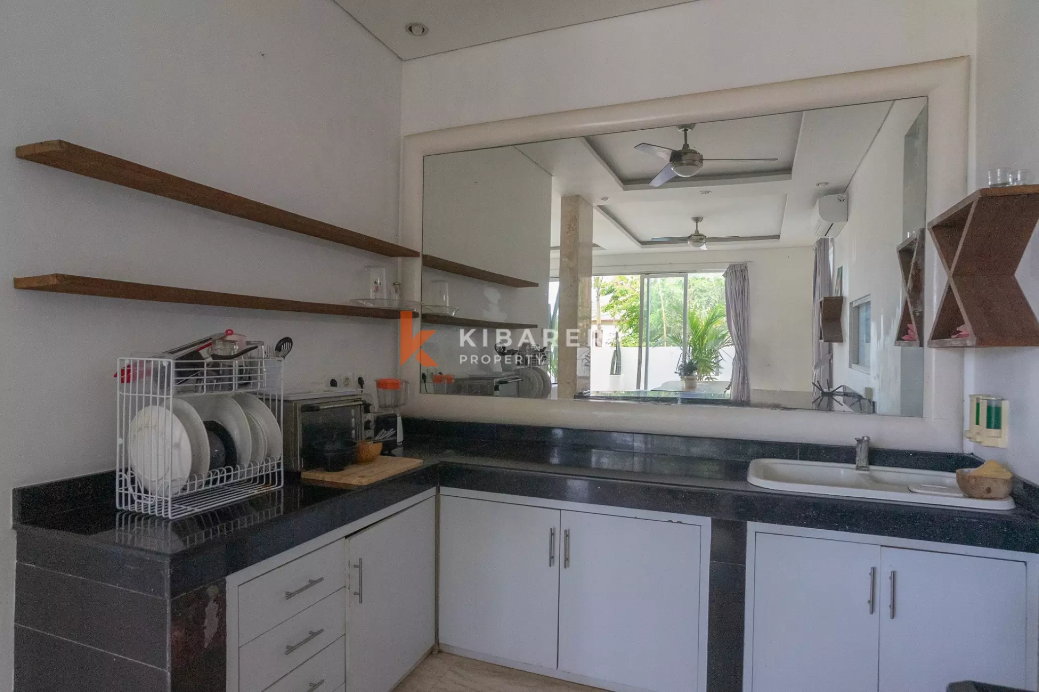 Villa Tiga Kamar Tidur dengan Ruang Keluarga Tertutup di Kompleks Villa di Area Pererenan yang Diinginkan
