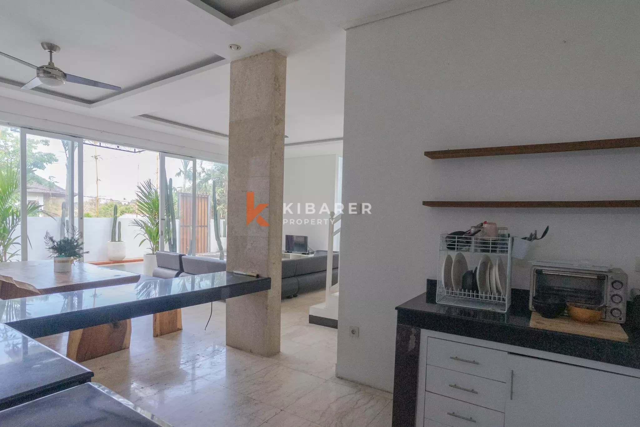 Villa Tiga Kamar Tidur dengan Ruang Keluarga Tertutup di Kompleks Villa di Area Pererenan yang Diinginkan