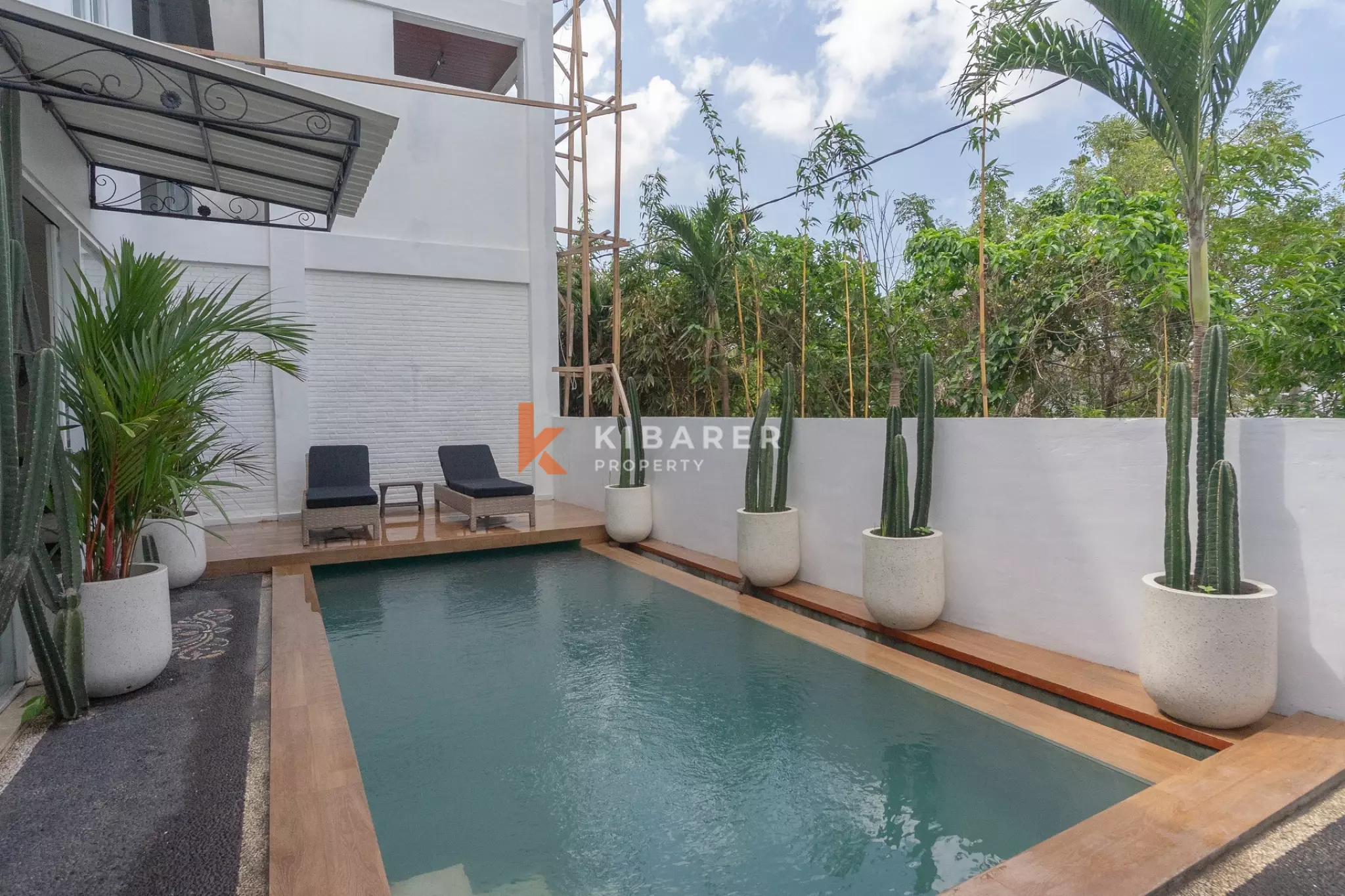 Villa Tiga Kamar Tidur dengan Ruang Keluarga Tertutup di Kompleks Villa di Area Pererenan yang Diinginkan