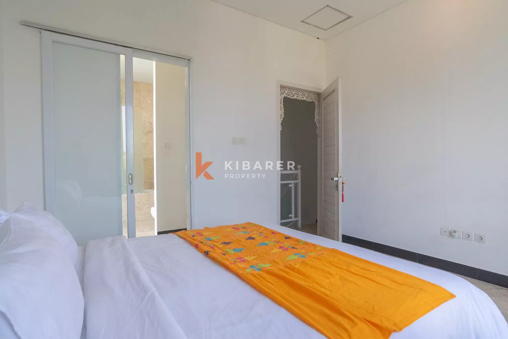 Villa Tiga Kamar Tidur dengan Ruang Keluarga Tertutup di Kompleks Villa di Area Pererenan yang Diinginkan