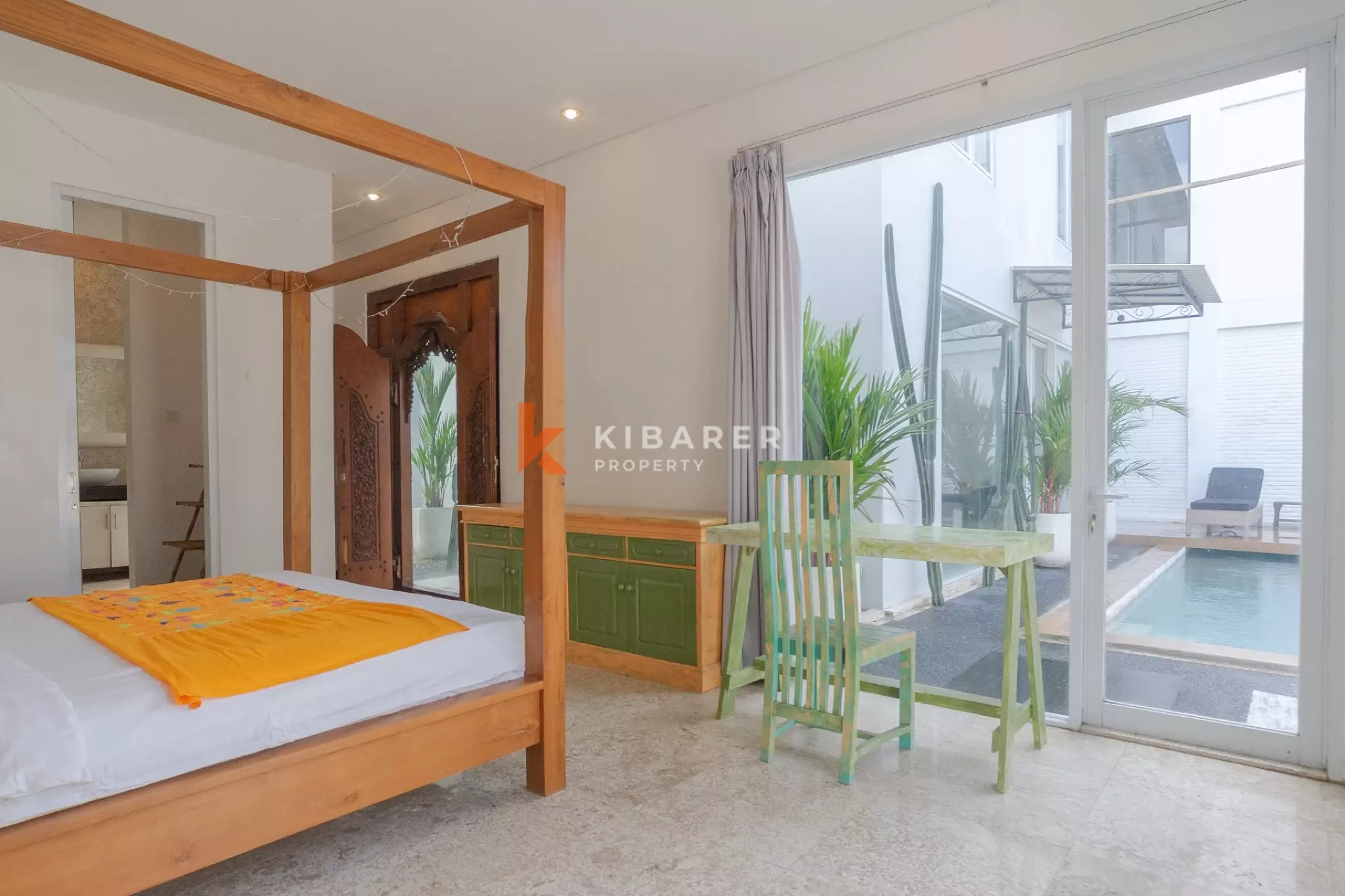 Villa Tiga Kamar Tidur dengan Ruang Keluarga Tertutup di Kompleks Villa di Area Pererenan yang Diinginkan