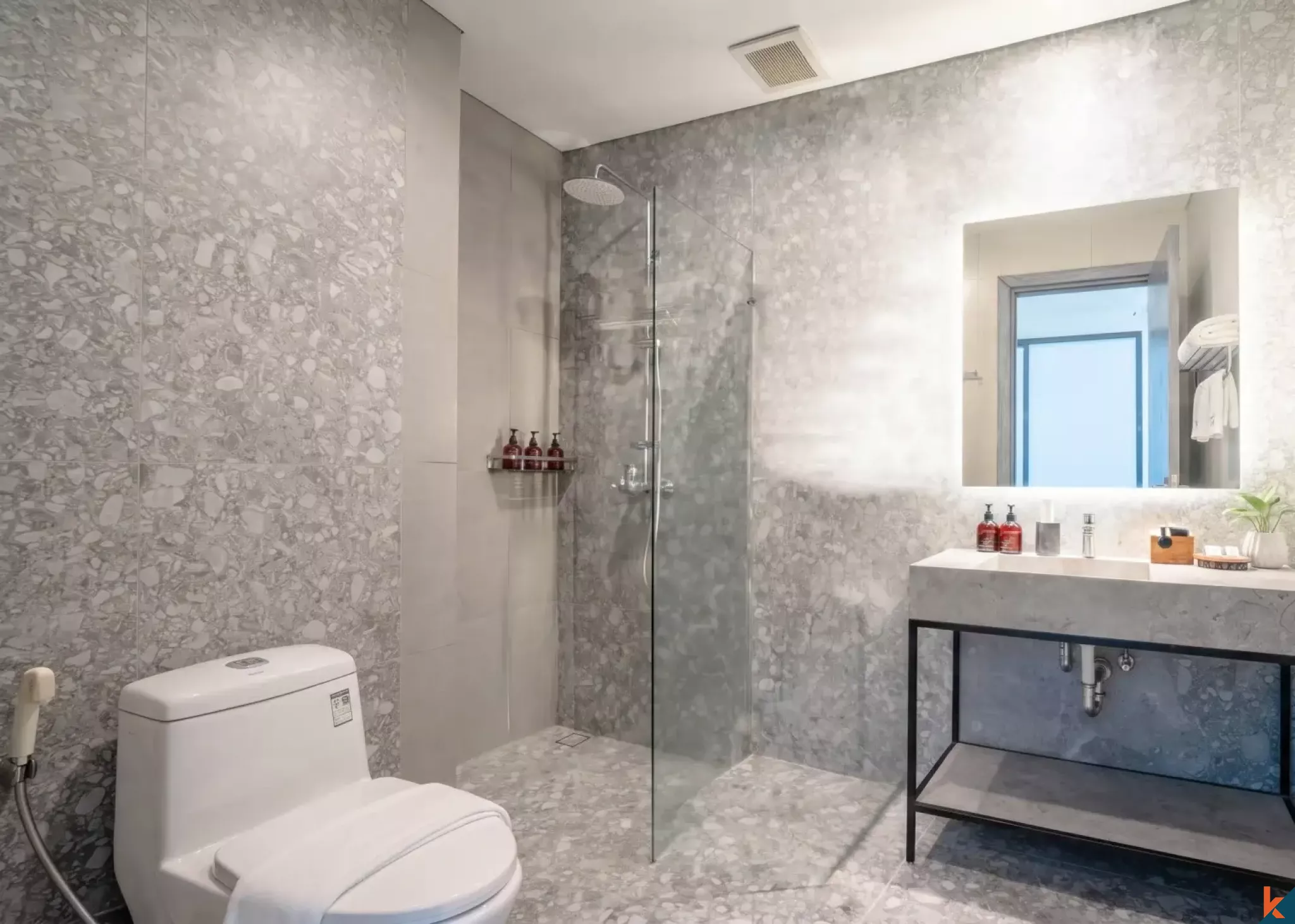 Leasehold One Bedroom Aparthotel Suite Close to Beach in Berawa