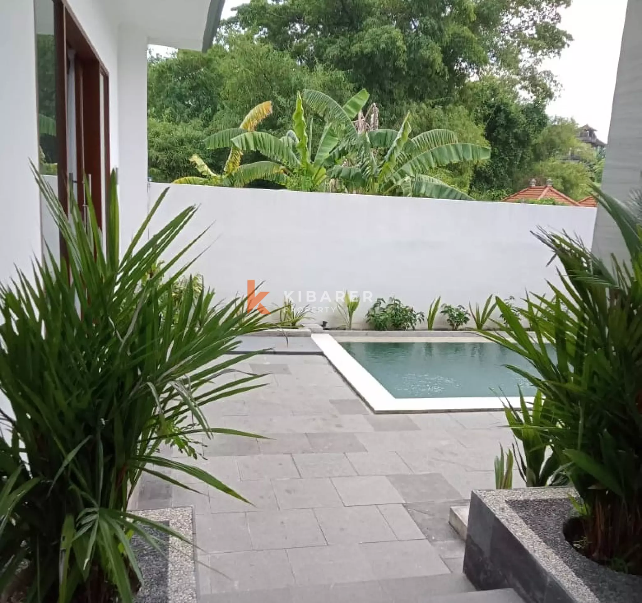 Villa Menawan Dua Kamar Tidur dengan Ruang Tamu Tertutup dan Kolam Renang di Padonan
