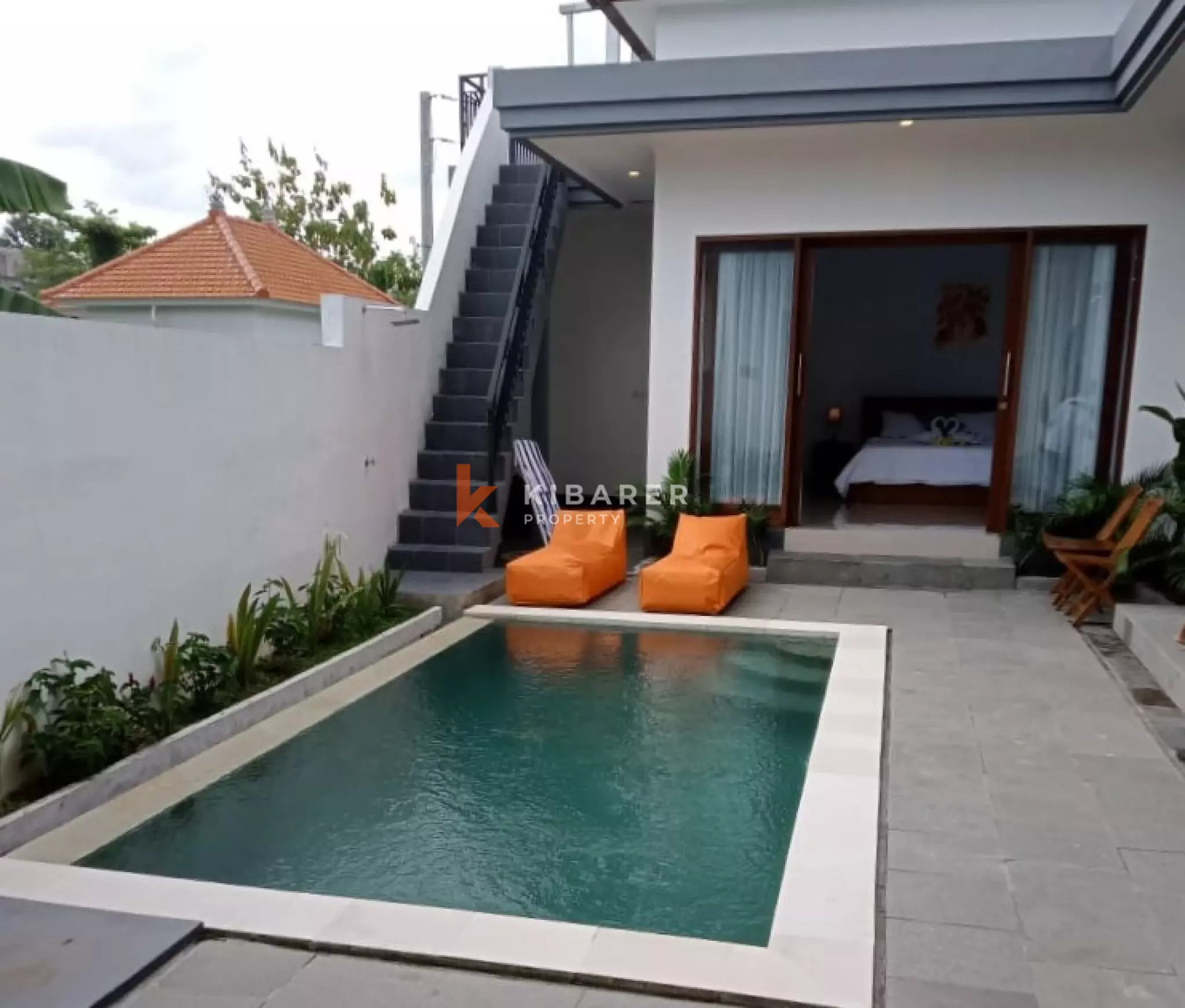 Villa Menawan Dua Kamar Tidur dengan Ruang Tamu Tertutup dan Kolam Renang di Padonan