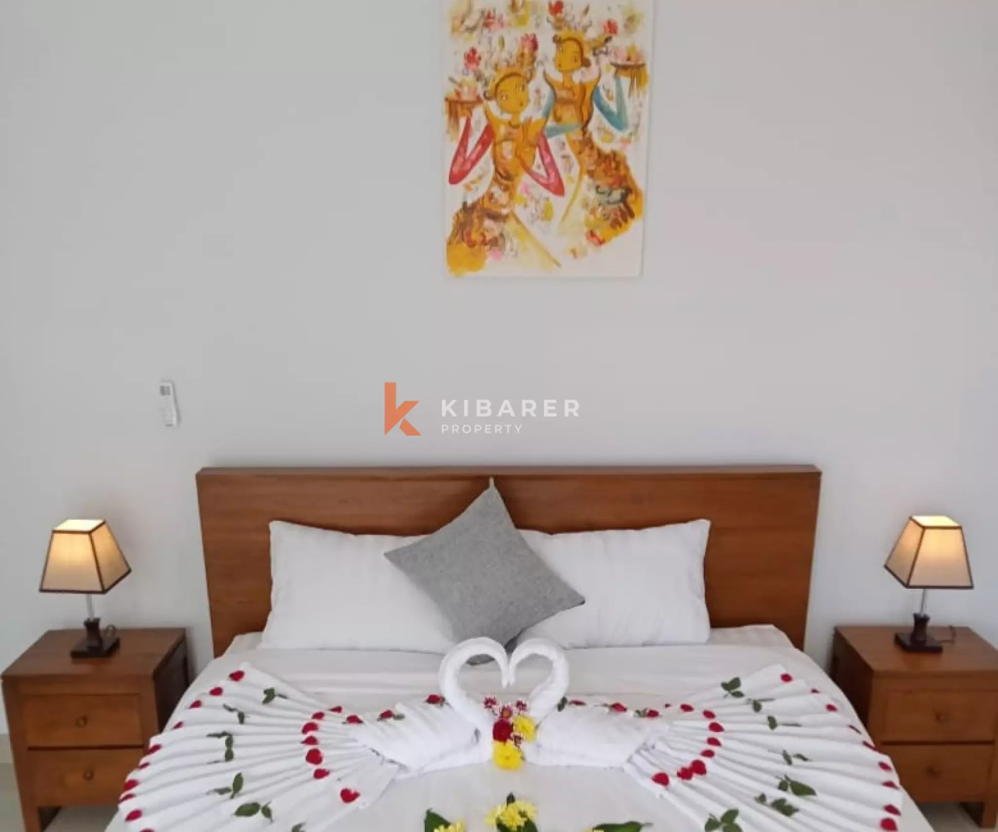 Villa Menawan Dua Kamar Tidur dengan Ruang Tamu Tertutup dan Kolam Renang di Padonan