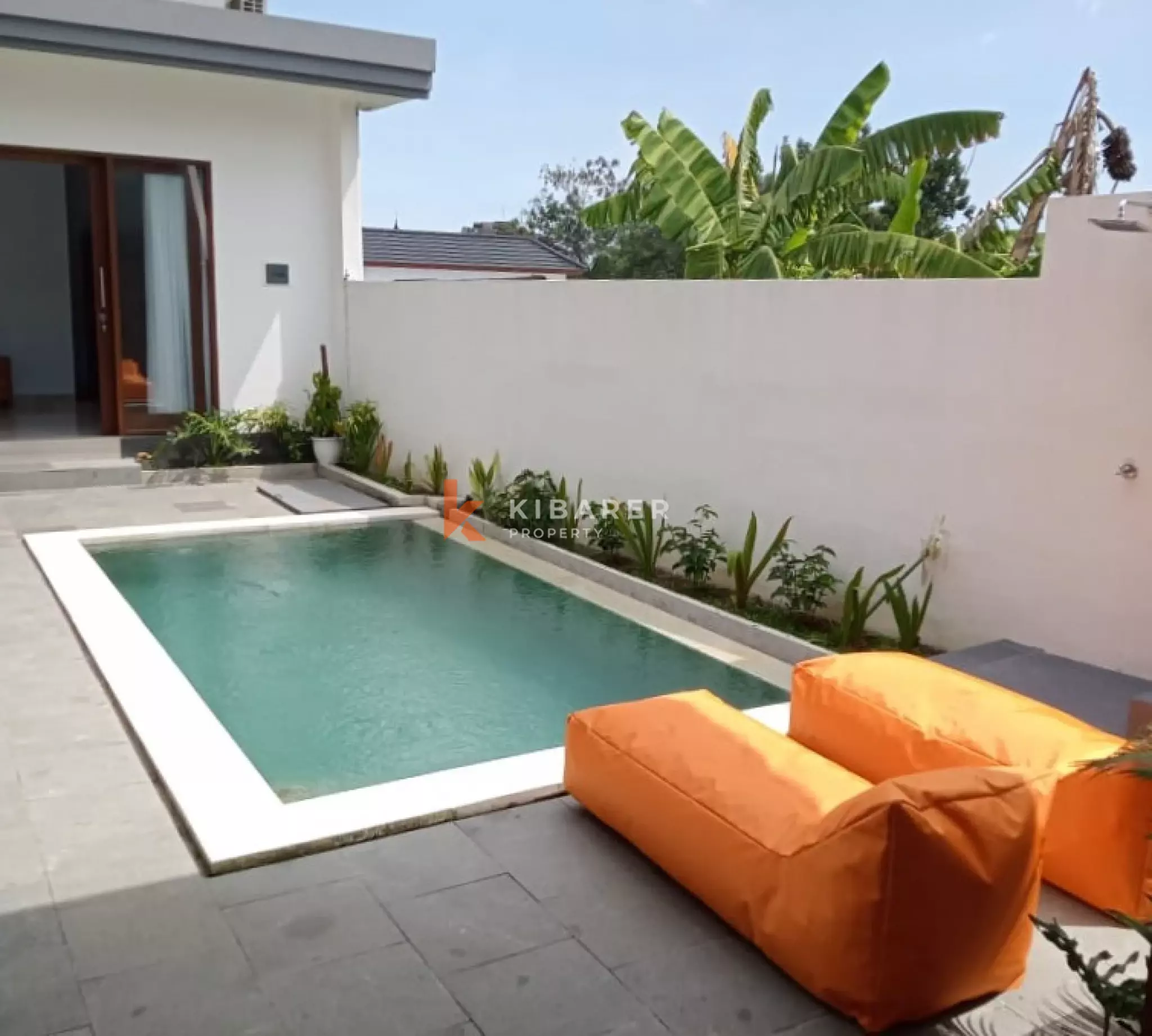 Villa Menawan Dua Kamar Tidur dengan Ruang Tamu Tertutup dan Kolam Renang di Padonan