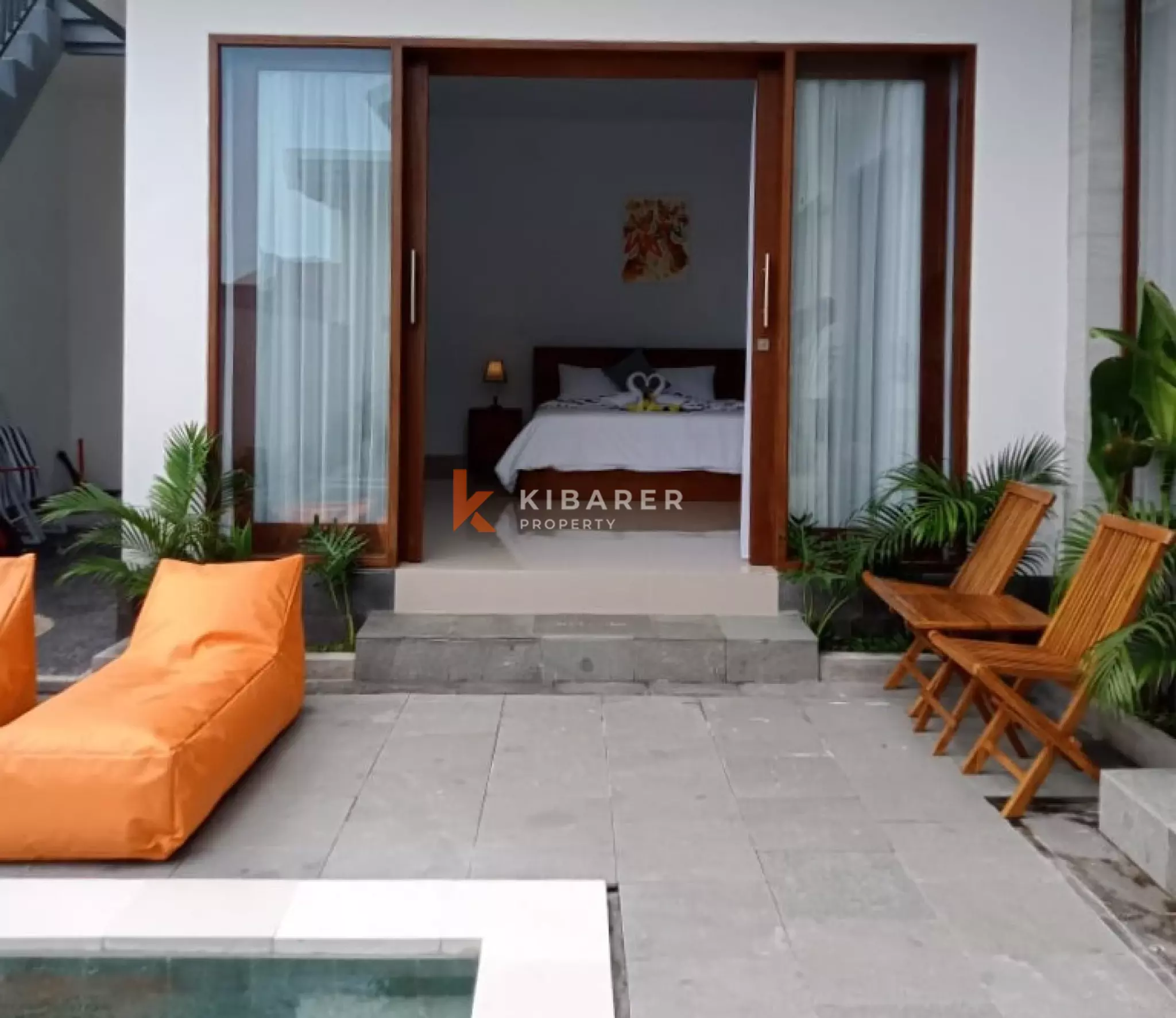 Villa Menawan Dua Kamar Tidur dengan Ruang Tamu Tertutup dan Kolam Renang di Padonan