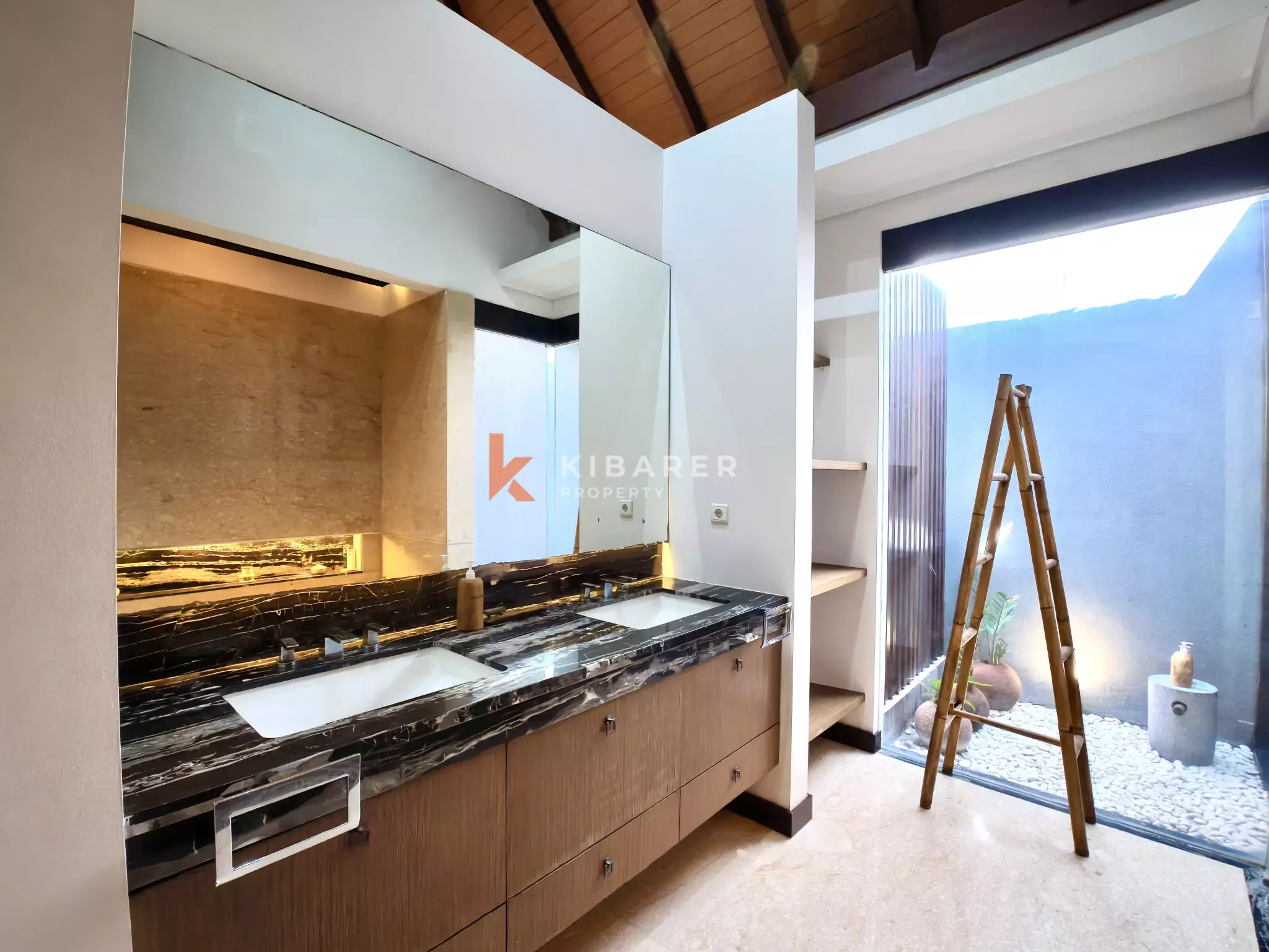 Cozy Three bedrooms Enclosed Living Villa in Mertanadi-Seminyak