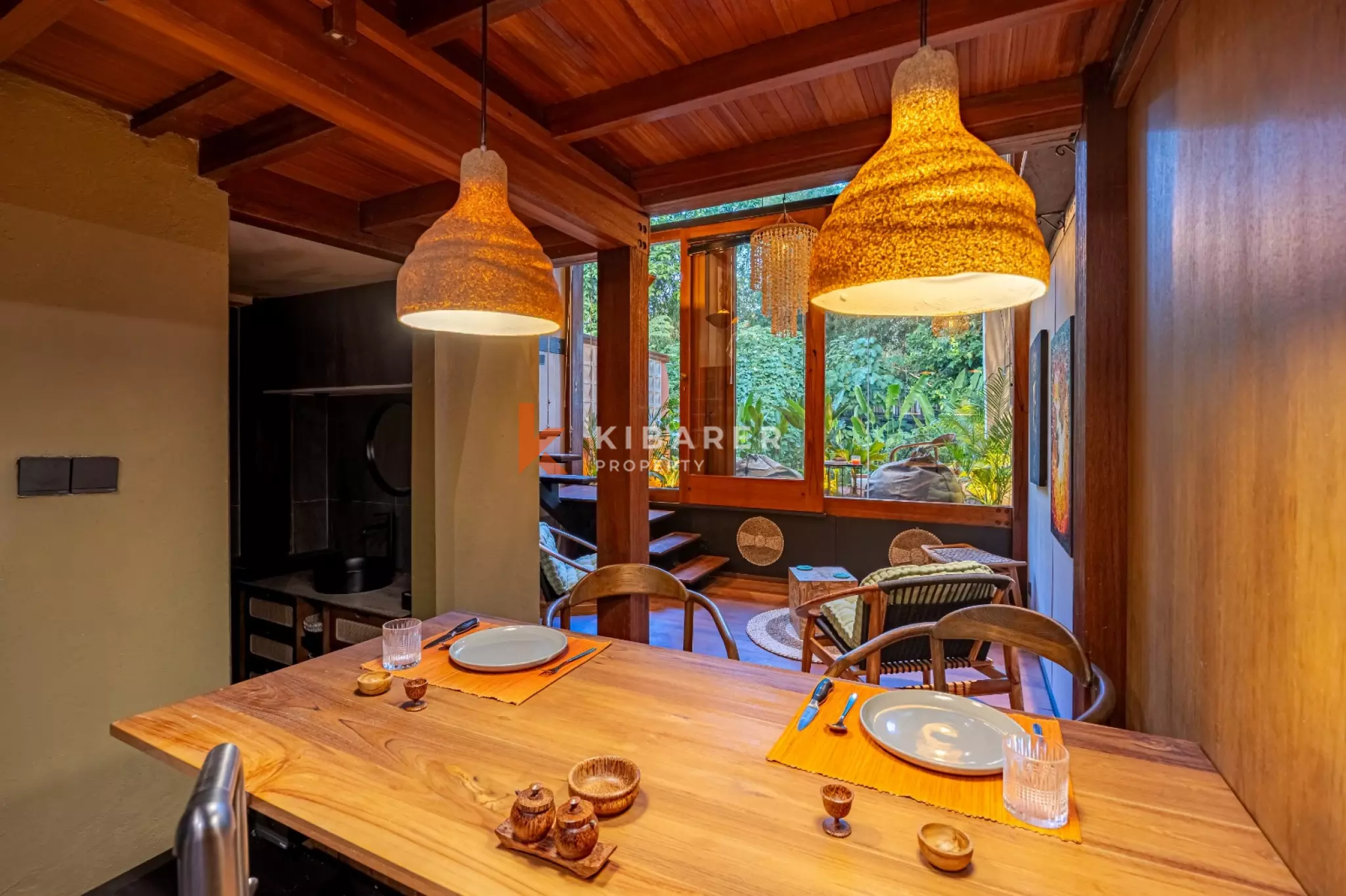 Loft d'une chambre avec une baie vitrée et piscine partagée, entouré de nature à Pecatu–Uluwatu