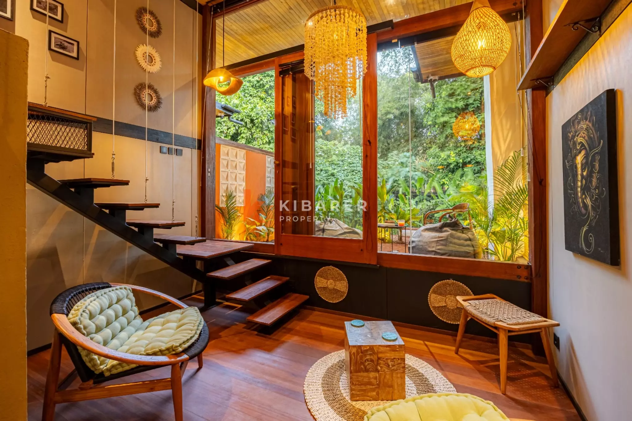 Loft d'une chambre avec une baie vitrée et piscine partagée, entouré de nature à Pecatu–Uluwatu
