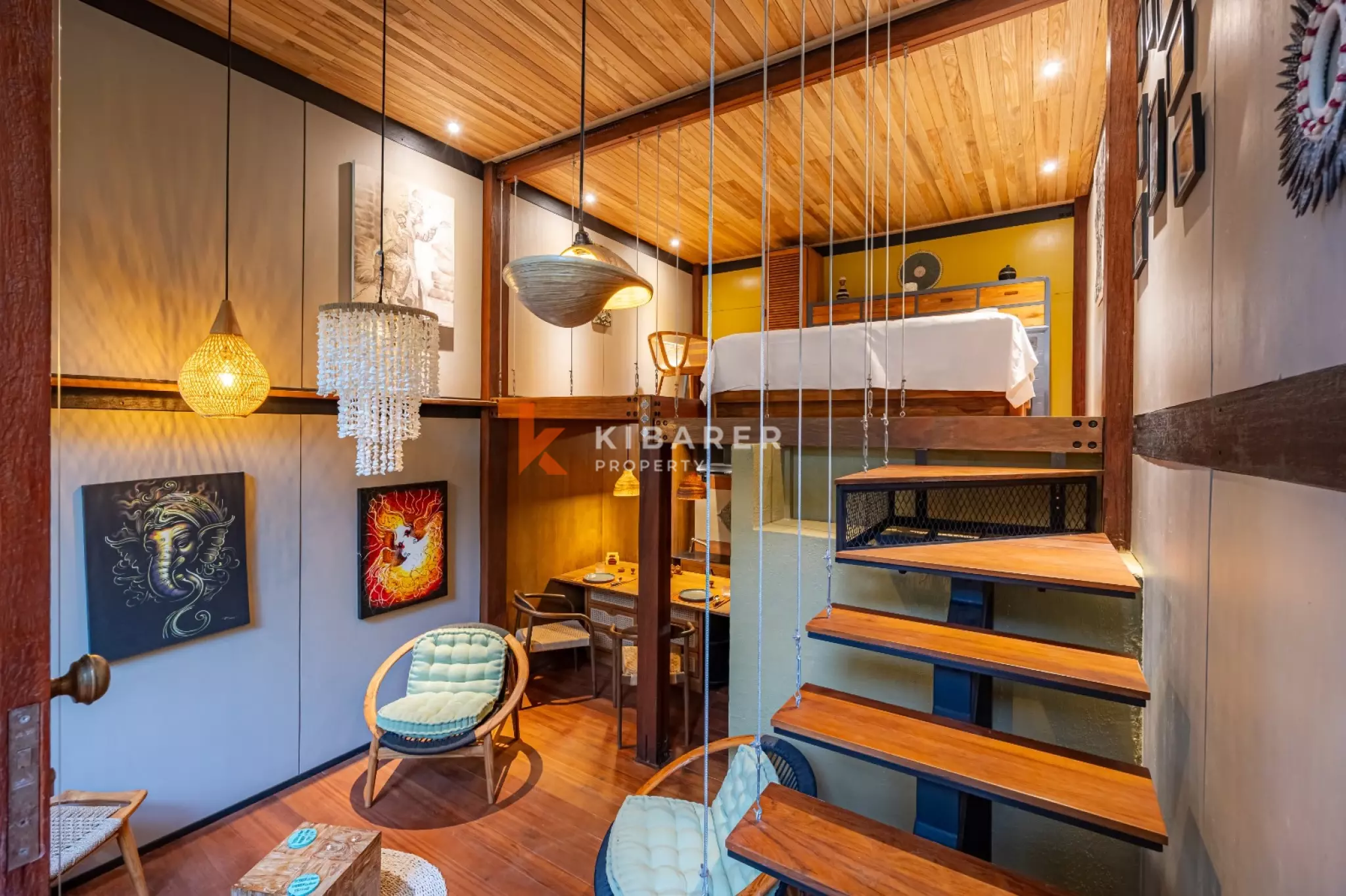 Loft d'une chambre avec une baie vitrée et piscine partagée, entouré de nature à Pecatu–Uluwatu