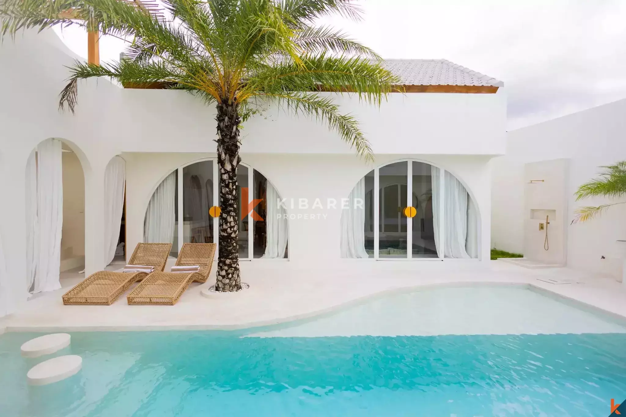 Vila Modern Bali dengan Tiga Kamar Tidur Elegan di Padonan