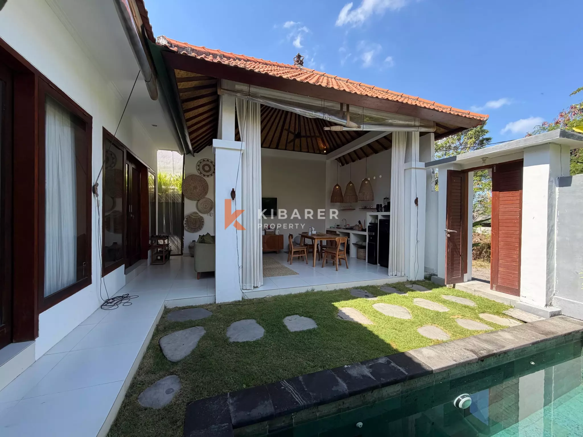 Vila Modern Nyaman dengan Dua Kamar Tidur dan Ruang Tamu Terbuka di Lokasi Strategis Pererenan
