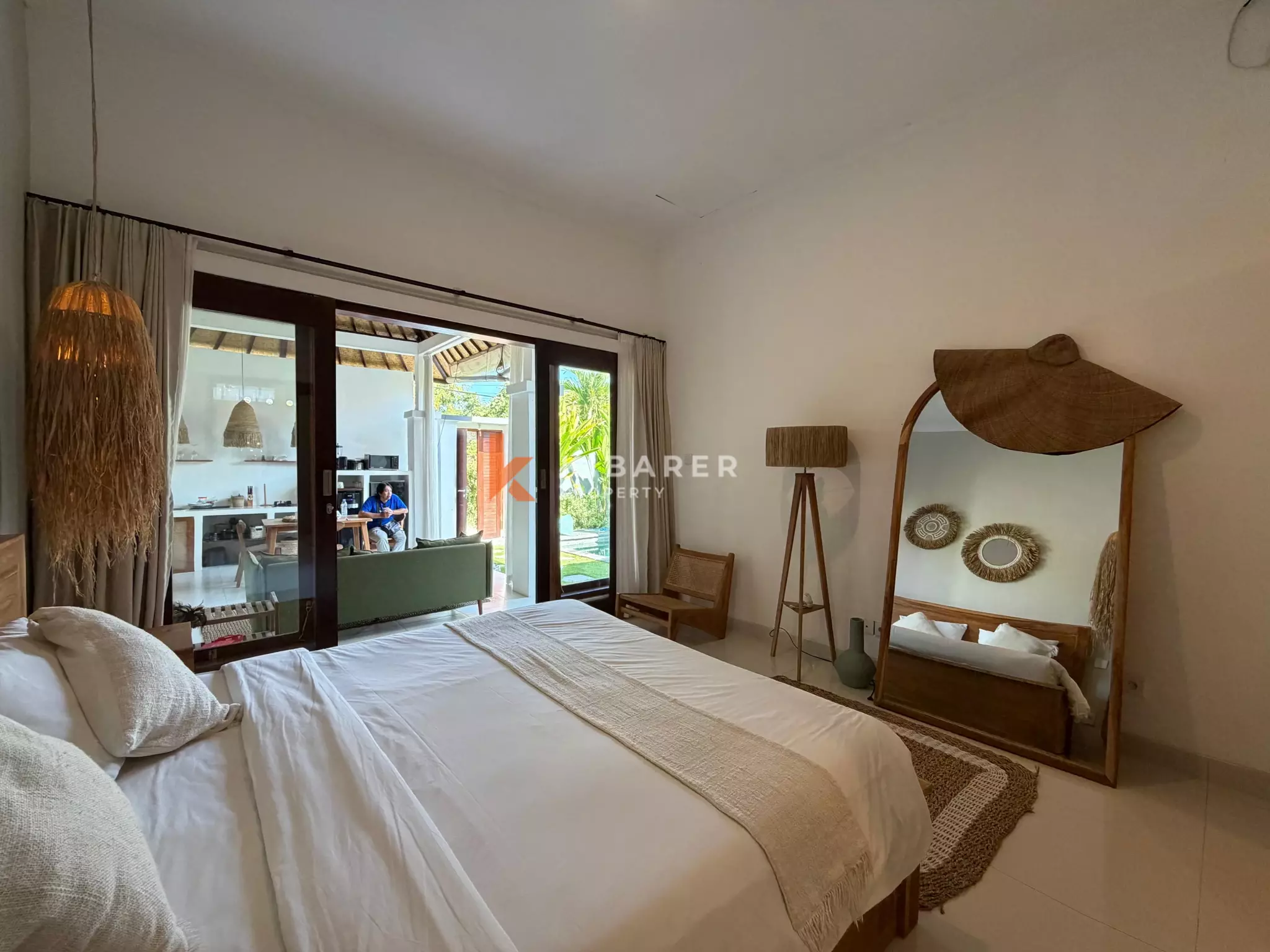 Vila Modern Nyaman dengan Dua Kamar Tidur dan Ruang Tamu Terbuka di Lokasi Strategis Pererenan
