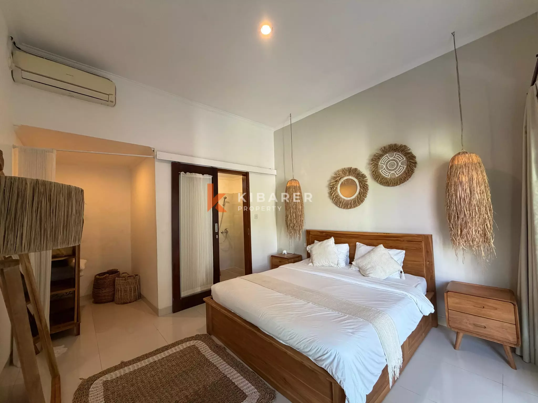 Vila Modern Nyaman dengan Dua Kamar Tidur dan Ruang Tamu Terbuka di Lokasi Strategis Pererenan