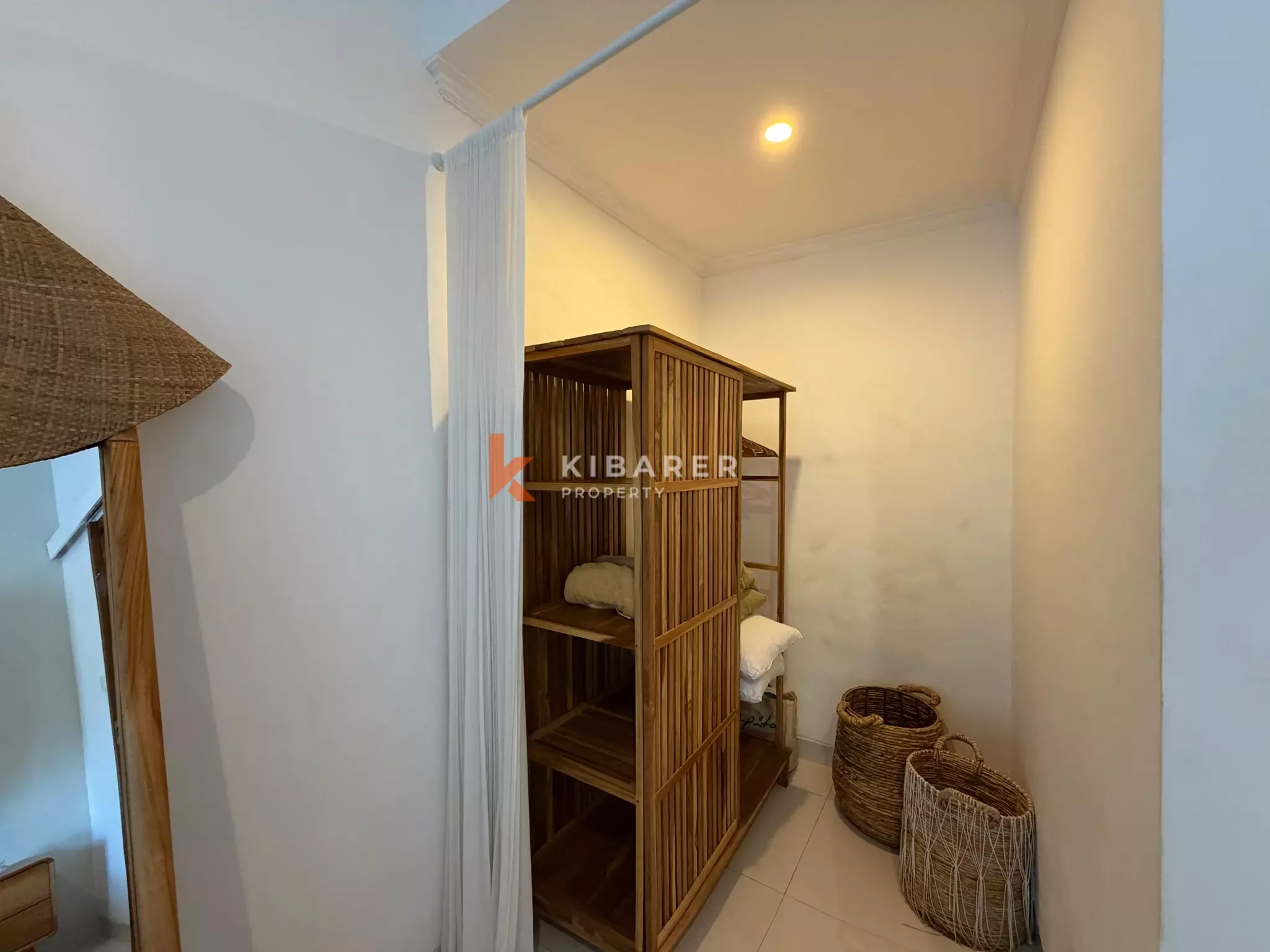 Vila Modern Nyaman dengan Dua Kamar Tidur dan Ruang Tamu Terbuka di Lokasi Strategis Pererenan